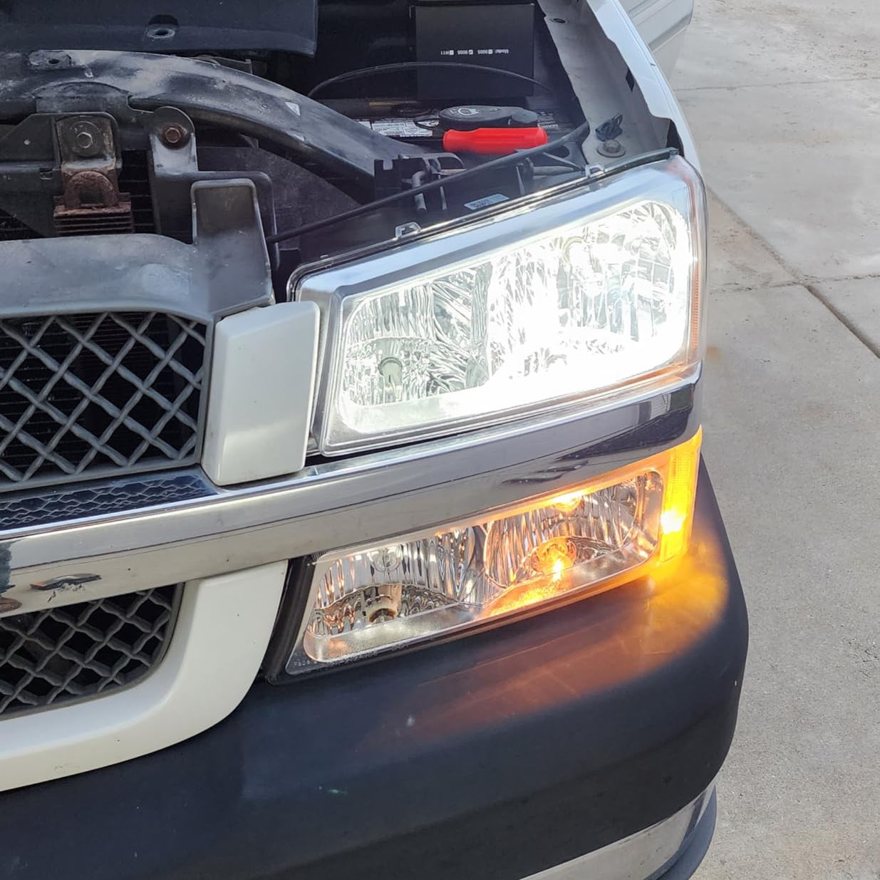 LOYO Replacement Headlight Assembly for 2003-2006 Chevy Silverado Avalanche 1500/1500HD/2500/2500HD/3500 - Compatible with Chevrolet Pickup Truck - Durable Headlamp Housing & Bumper Lamp Set - Perfect for Night Driving & Off-Road Adventures