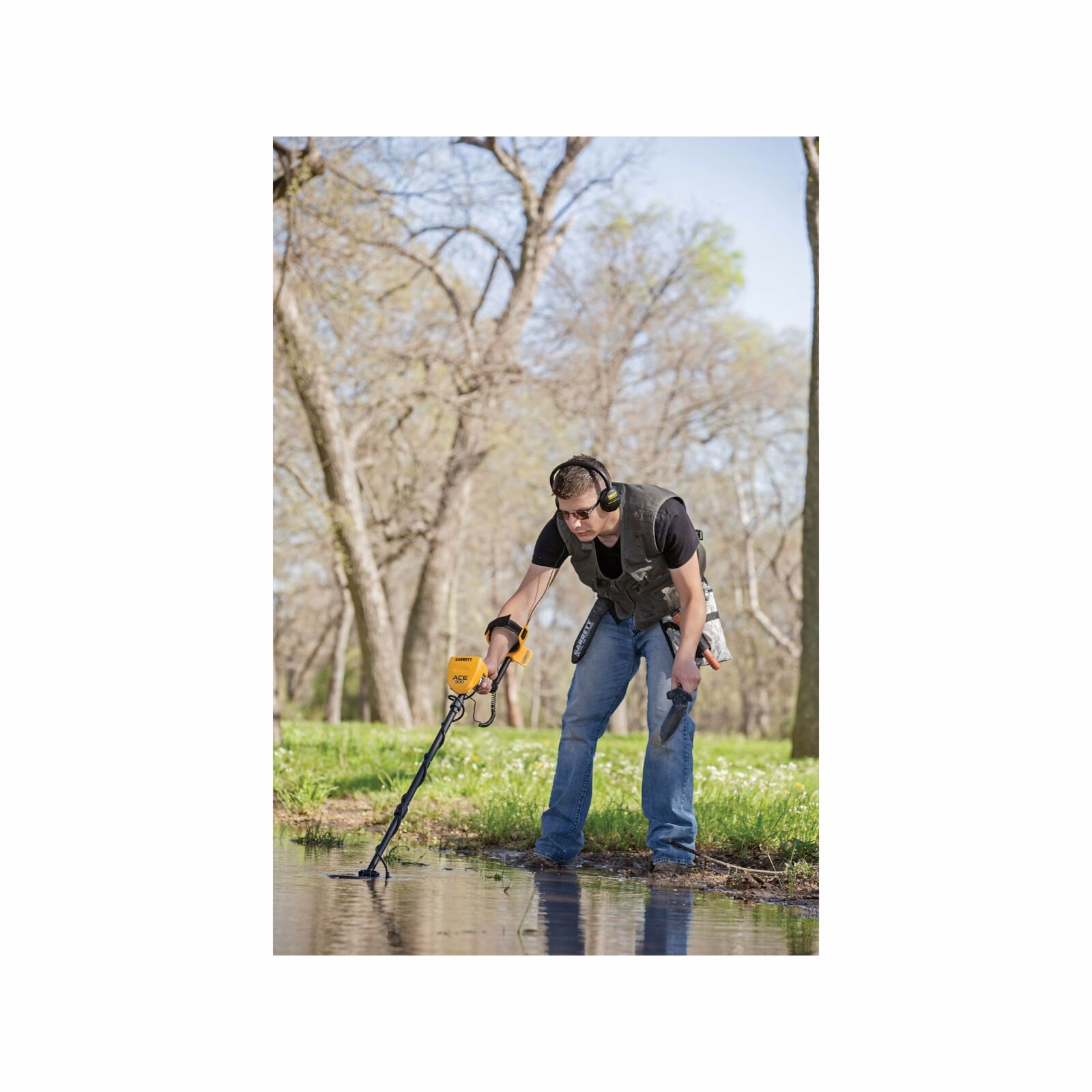 Garrett ACE 300 Metal Detector with 7 x 10 Waterproof Coil - Professional Gold & Coin Detector for Beach, Park & Treasure Hunting Adventures