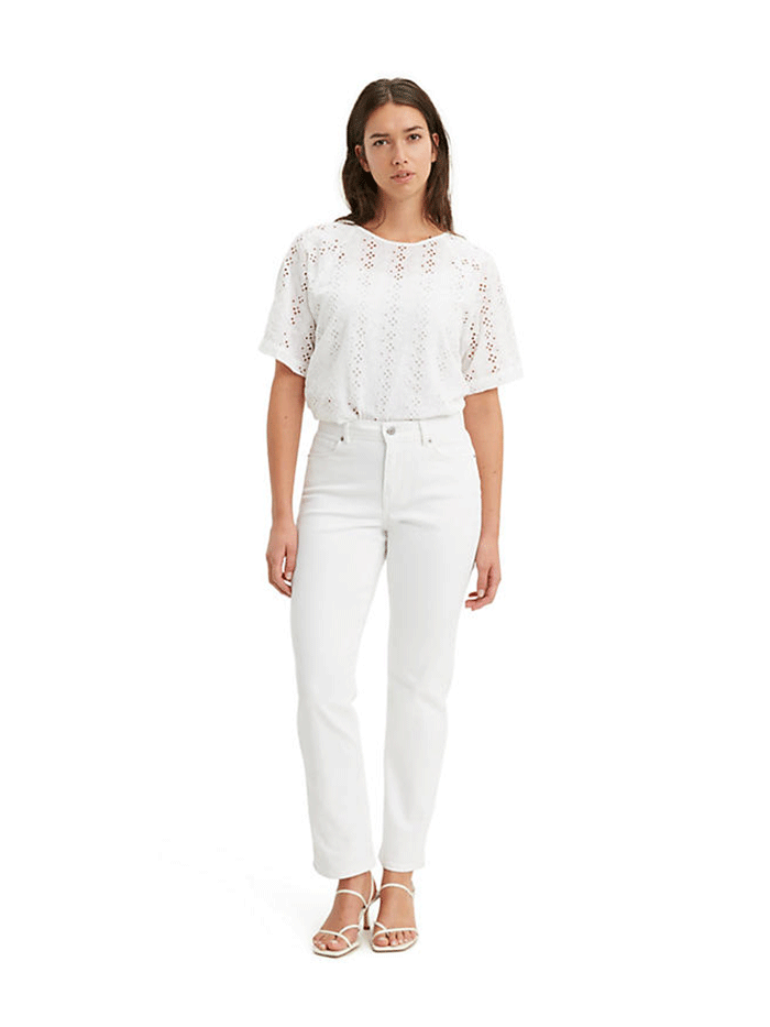Levi's Women's Classic Straight Jeans in Simply White - Perfect for Casual Wear, Work & Everyday Outfits