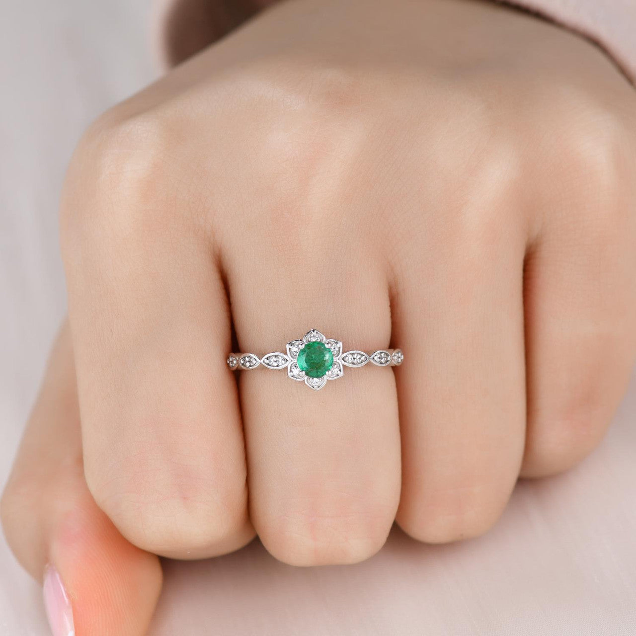 Natural Emerald Engagement Ring for Women - 5mm Round Floral Scalloped Wedding Band - Perfect for Mother's Day, Anniversary & Bridal Jewelry Gifts