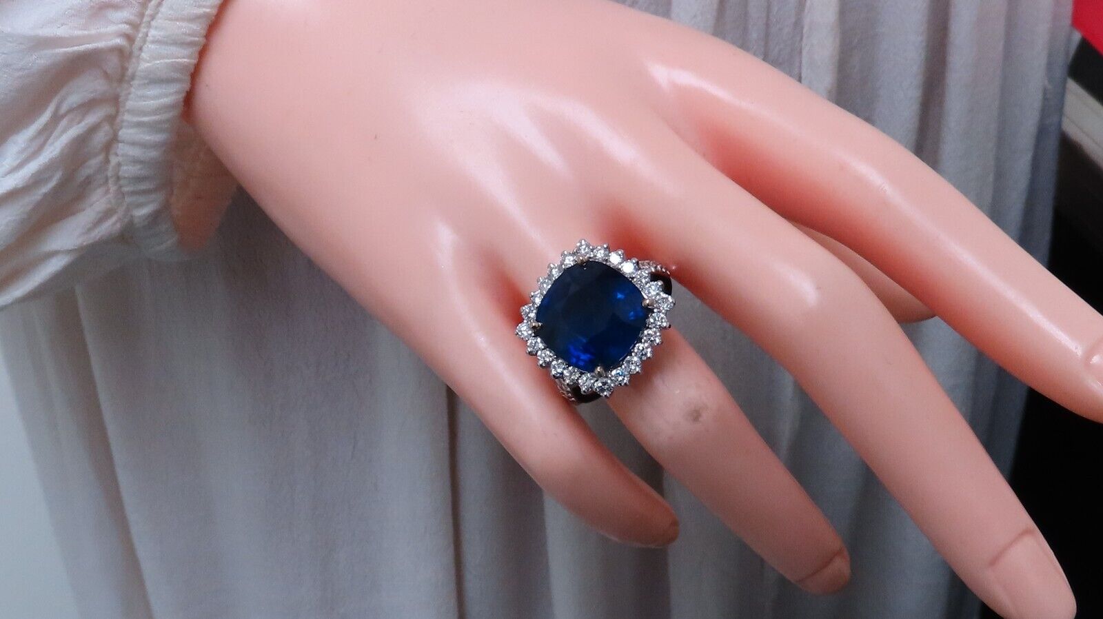 Natural Sapphire and Diamond Ring 15.94ct 18K Gold GIA Certified - Elegant Engagement, Anniversary, or Gift Jewelry for Women
