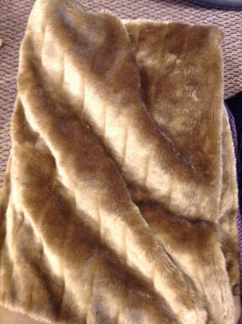 Luxury Brown Faux Fur Throw Blanket - Soft & Cozy Decorative Accent for Sofa, Bed & Winter Nights
