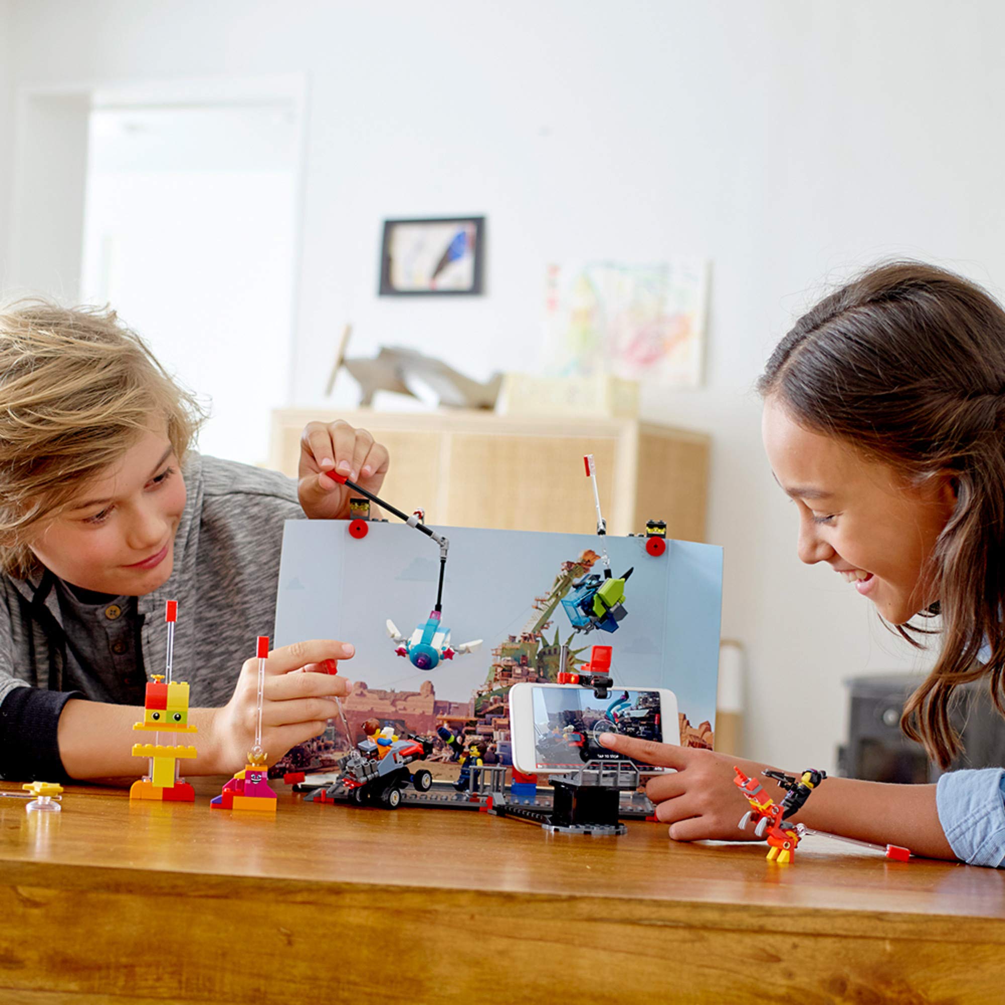 LEGO THE LEGO MOVIE 2 Movie Maker 70820 Building Kit (482 Pieces) - Creative Director Roleplay Toy for Kids with Free Movie Maker App - Perfect for Birthday Gifts, STEM Learning & Family Bonding Activities (New 2019)