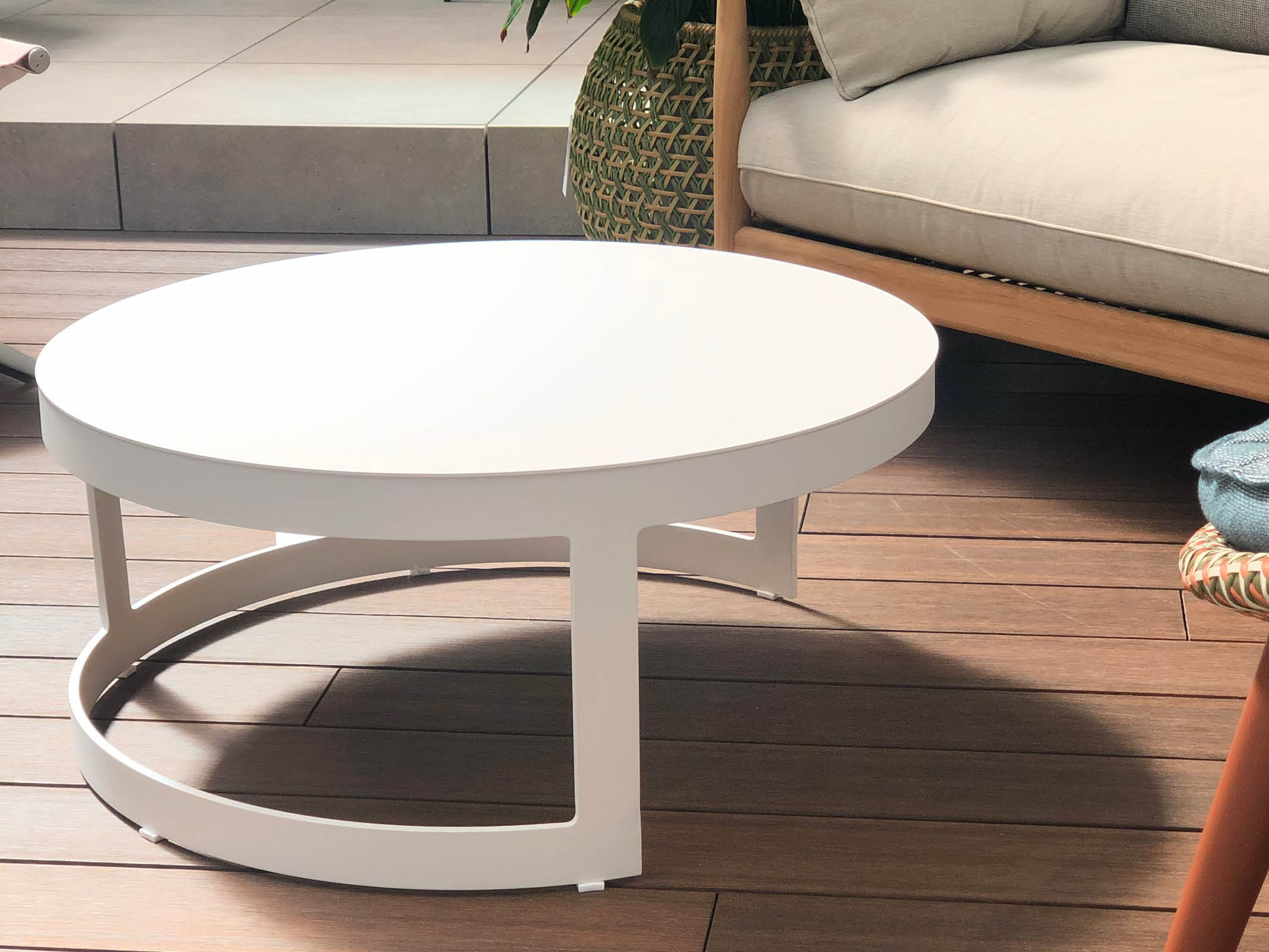 Modern Burford Coffee Table - Solid Wood Living Room Furniture for Home Decor - Perfect for Family Gatherings & Relaxing Evenings