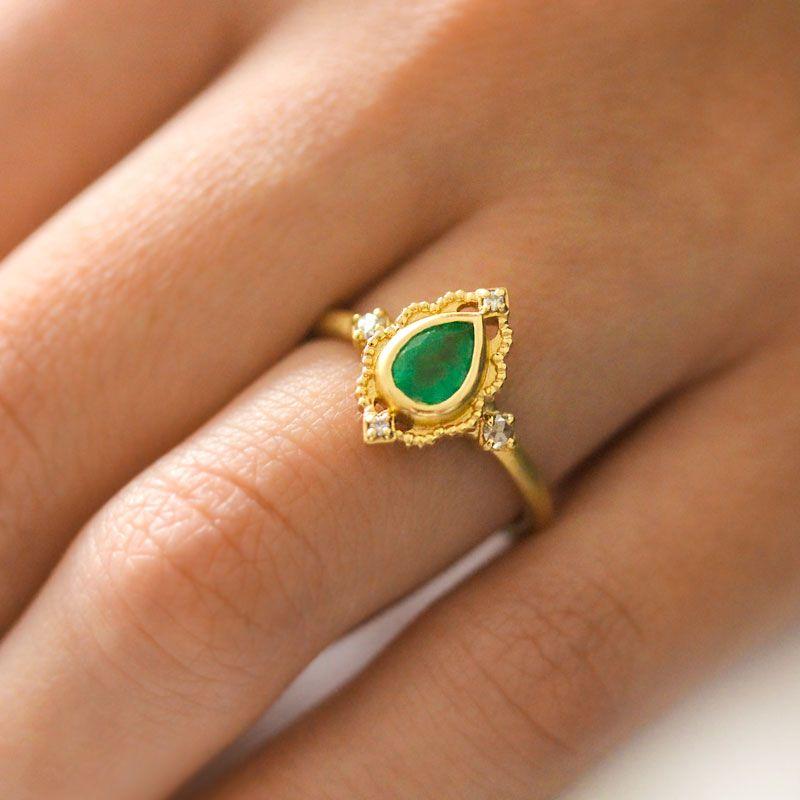 18K Gold Emerald Venezia Frame Ring for Women - Elegant Vintage Jewelry for Weddings, Parties & Special Occasions