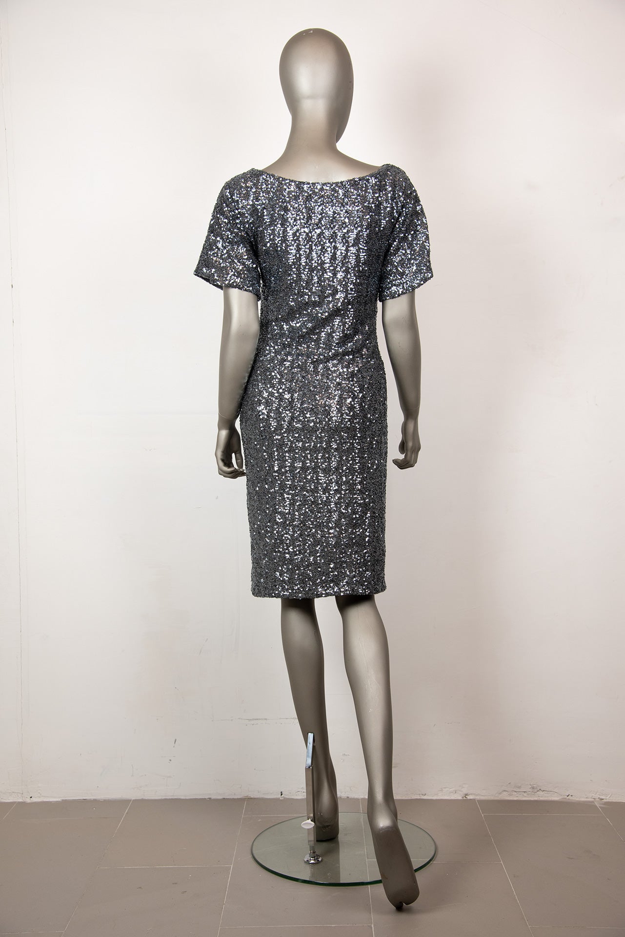 N°21 Silver Sequin Short Sleeve Dress Size 40 - Perfect for Evening Parties, Cocktail Events & Special Occasions