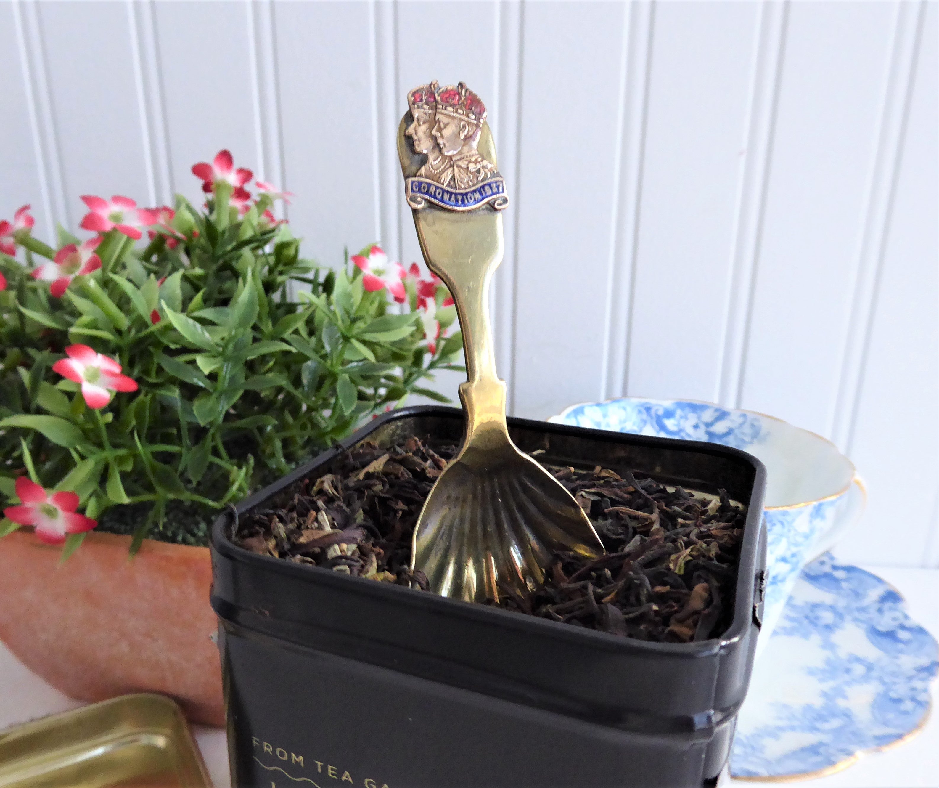 Vintage 1937 King George VI & Queen Elizabeth Coronation Enamel Tea Caddy Spoon - Collectible Royal Memorabilia for Tea Lovers & History Enthusiasts | Perfect for Display, Gifts & British Tea Ceremonies