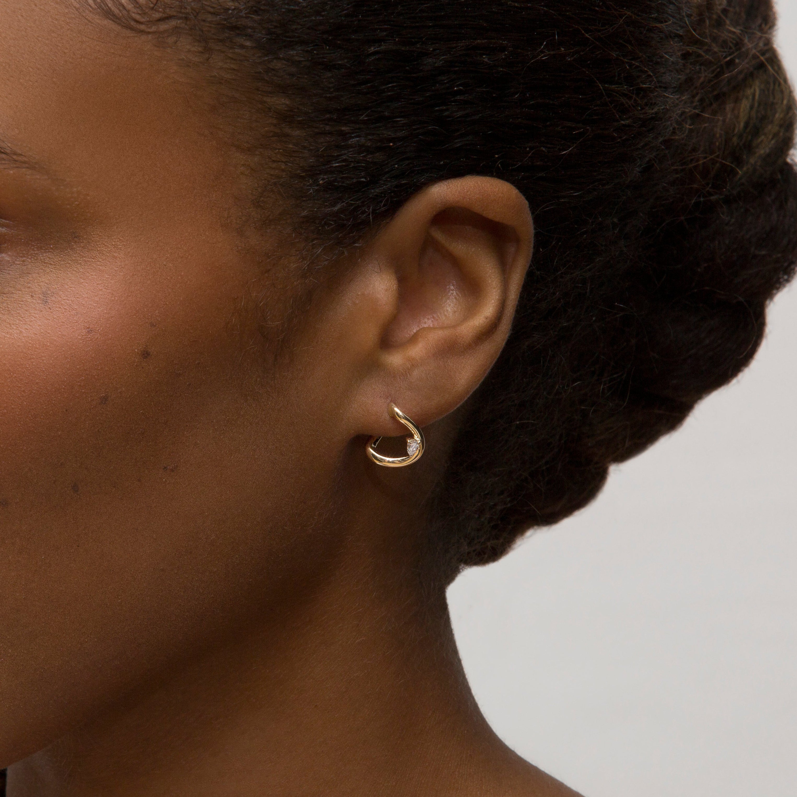 Gaudí Curve Huggies No.1 - Comfortable & Stylish Earrings for Women | Perfect for Parties, Weddings & Everyday Wear