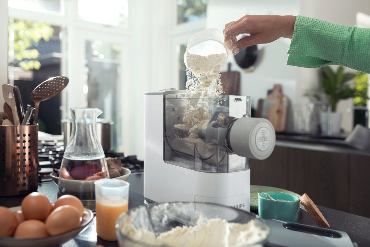 Philips Viva Collection HR2370/05 Compact Automatic Pasta and Noodle Maker Machine with 3 Classic Shaping Discs & Recipe Book - Perfect for Homemade Italian Pasta, Asian Noodles & Family Cooking - Small White Kitchen Appliance for Home Chefs
