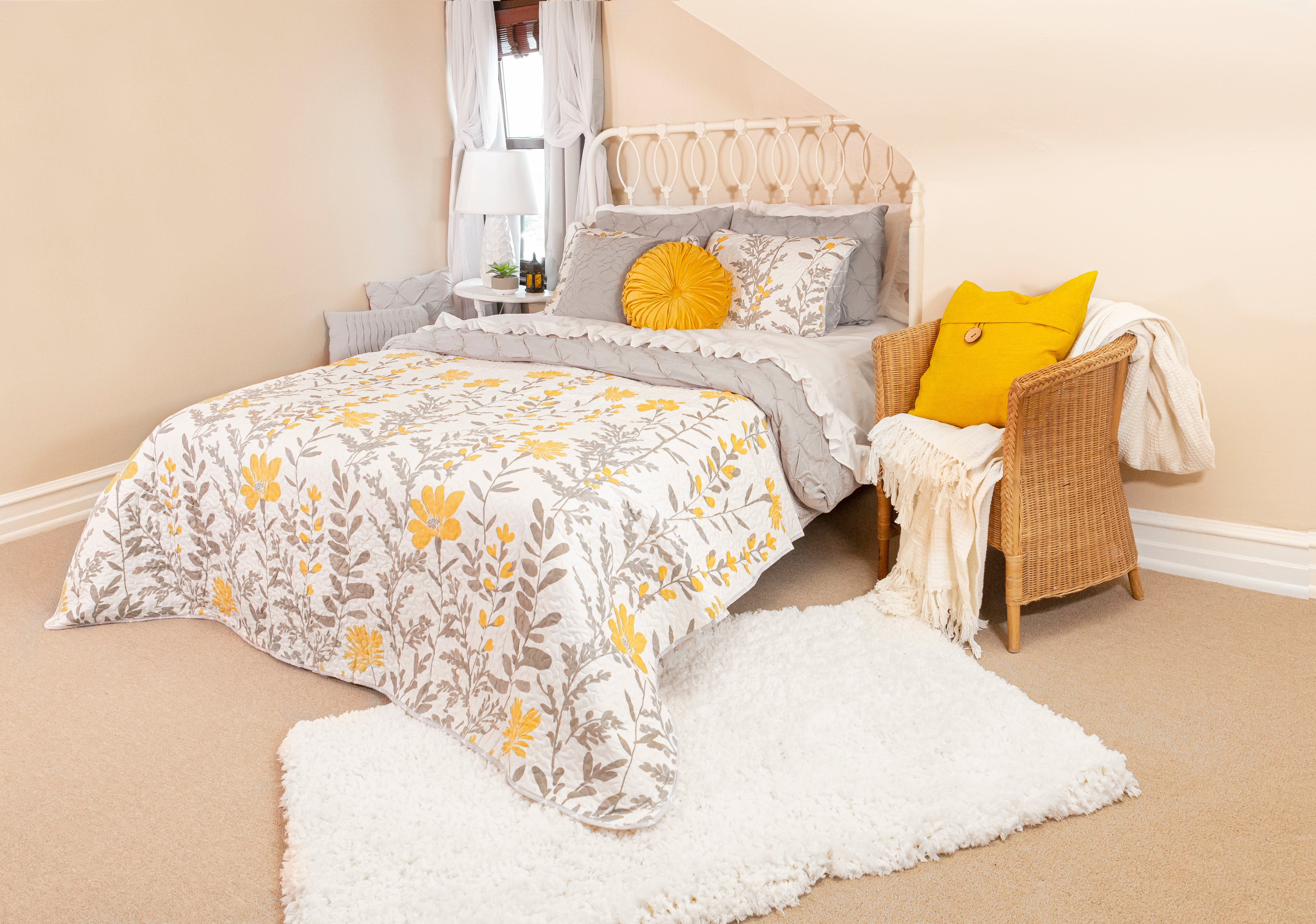 Aprile 3-Piece Quilt Set Queen Size - Soft Bedding Comforter Set with Pillow Shams - Perfect for Master Bedroom, Guest Room & Cozy Home Decor
