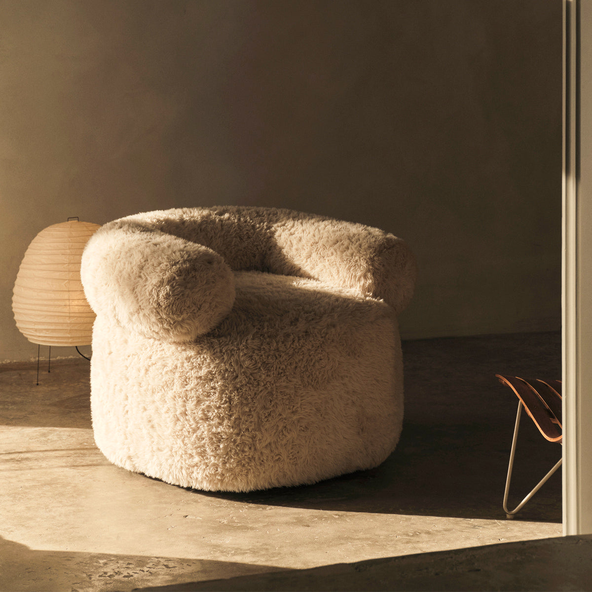 Huggy Swivel Armchair - Modern Padded Lounge Chair with 360° Rotation, Comfortable Home Office Furniture for Living Room, Bedroom, or Reading Nook