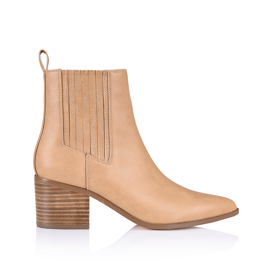 Women's Chelsea Ankle Boots - Soft Leather Caramel Brown Slip-On Shoes for Casual Outfits & Fall Fashion