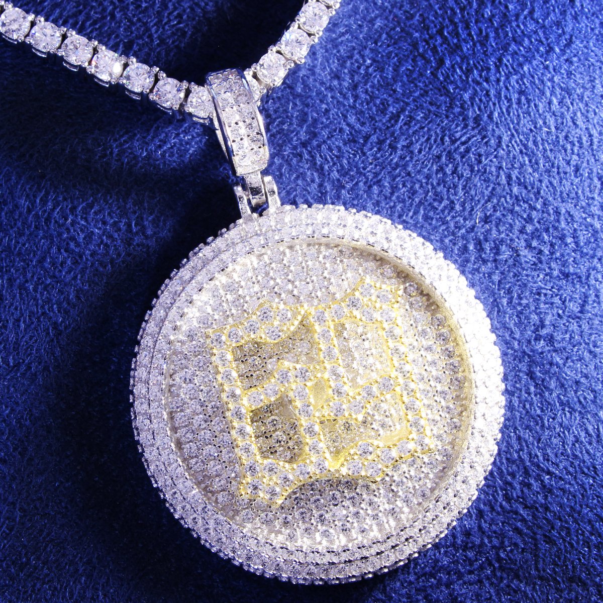 69 Two Tone Circle Spinner Pendant Chain - Hip Hop Jewelry for Rappers & Music Lovers - Perfect for Concerts, Streetwear Fashion & Gift Giving