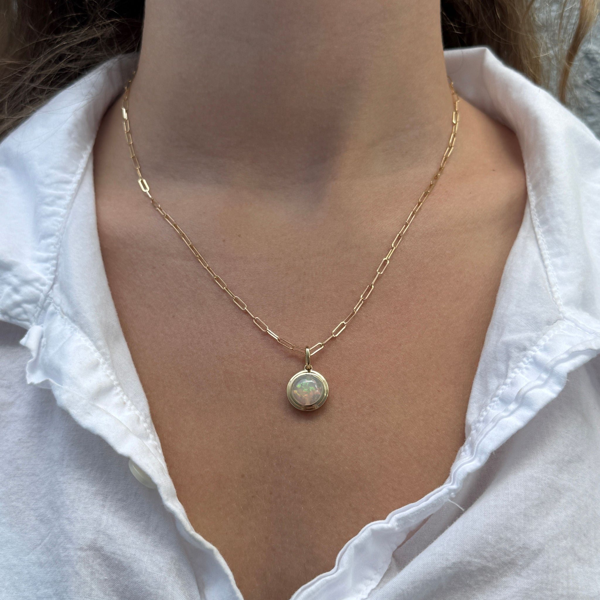 Goshwara Round Cabochon Opal 18K Gold Pendant Necklace for Women - Elegant Jewelry Gift for Birthday, Anniversary & Special Occasions