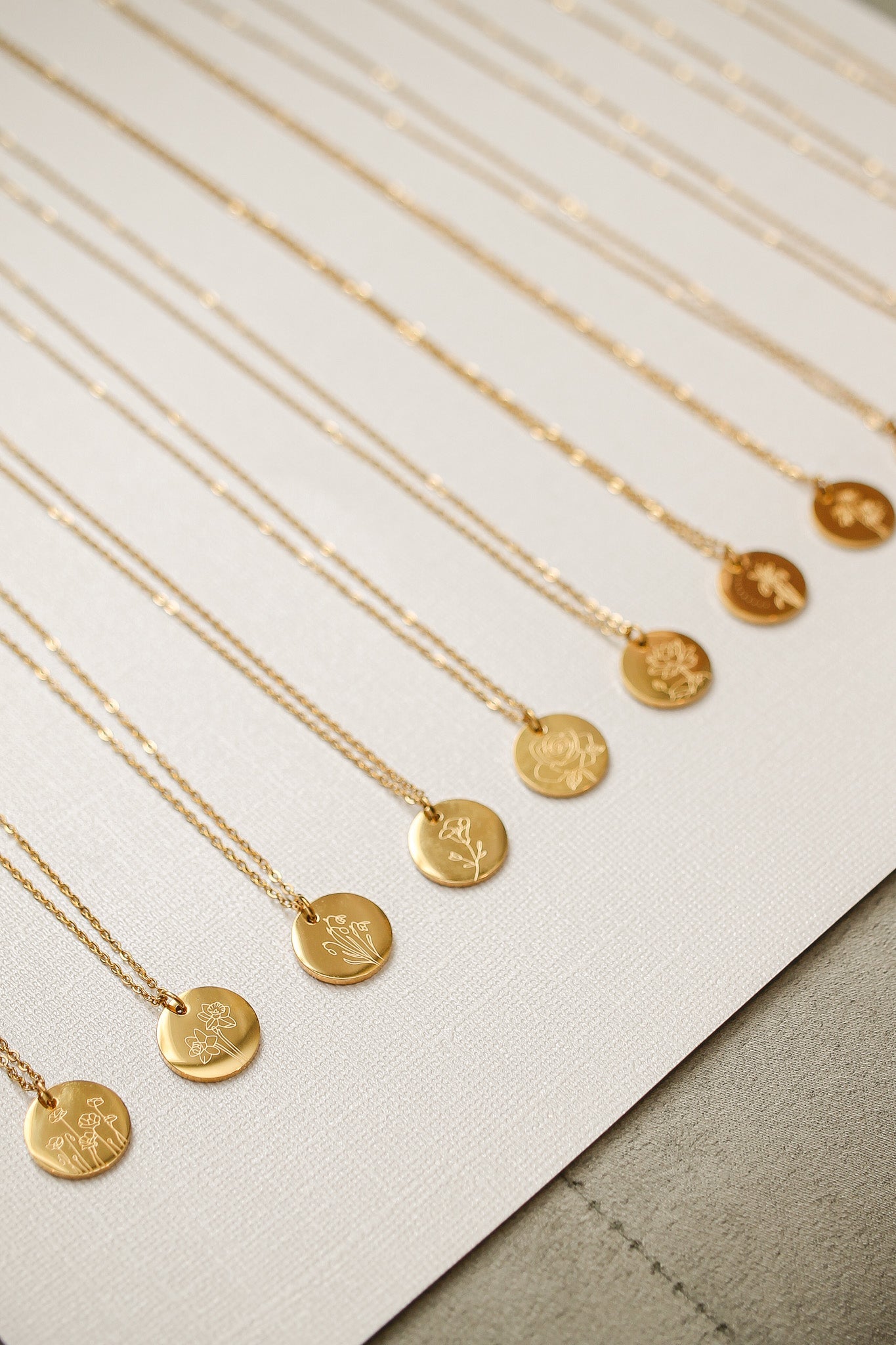 Gold Birth Flower Necklace - Personalized Floral Jewelry Gift for Women - Perfect for Birthdays, Anniversaries & Mother's Day