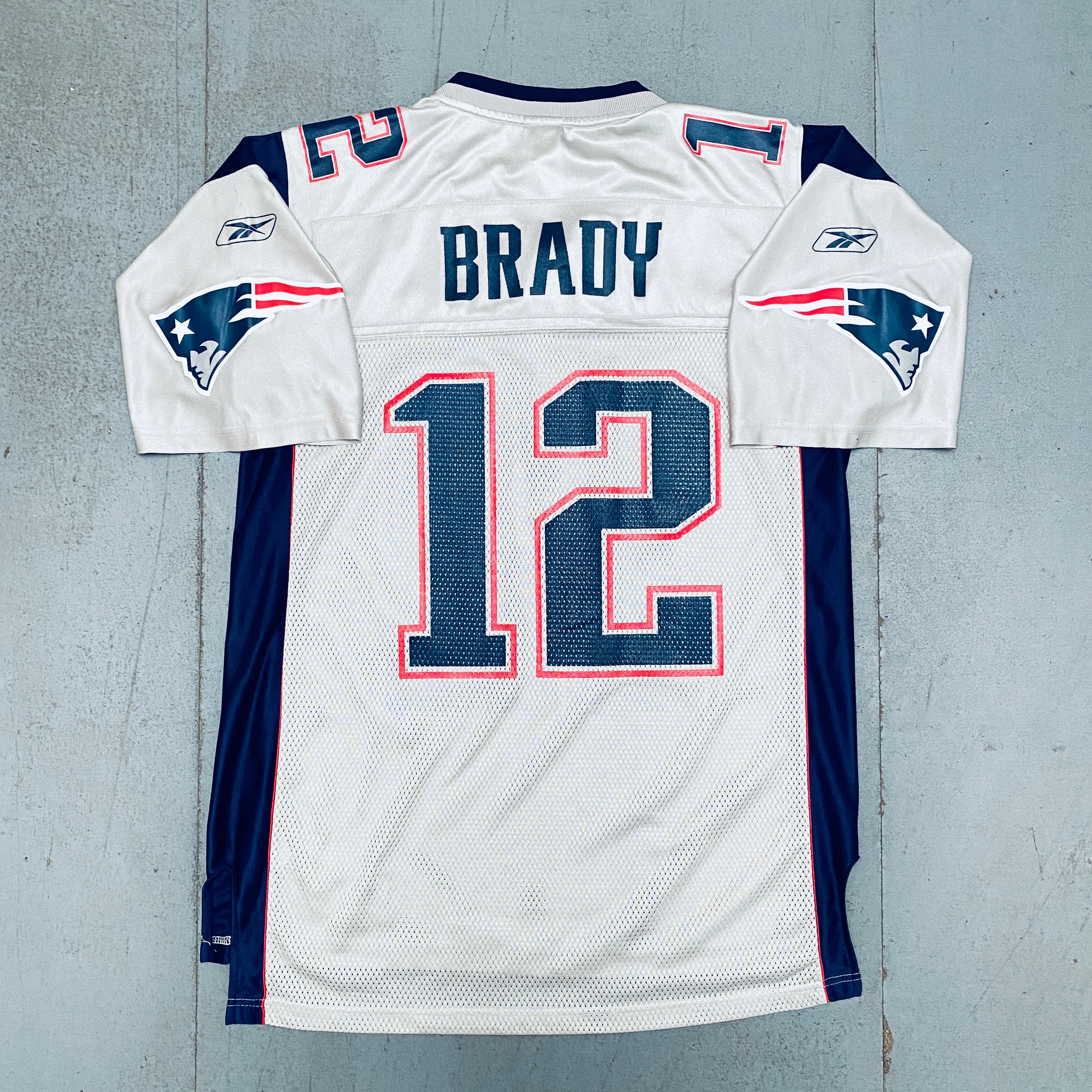 Authentic Tom Brady 2003/04 New England Patriots Silver Replica Jersey (Size M) - Perfect for NFL Games, Fan Collections & Sports Memorabilia Displays