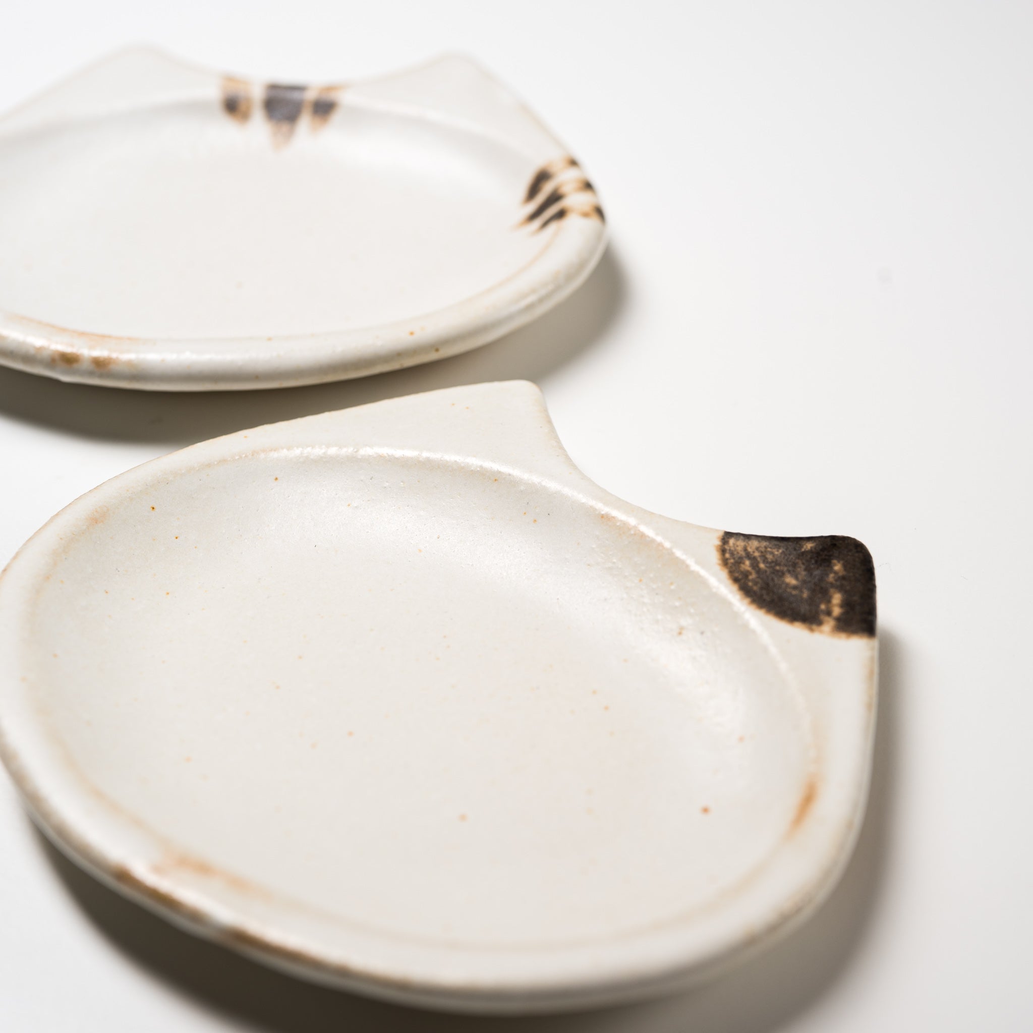 Wakasama Kiln Cat Regular Dish 11cm - 2 Cute Japanese Ceramic Cat Plate Patterns for Home Decor & Gifts | Perfect for Dining, Display, or Collectibles