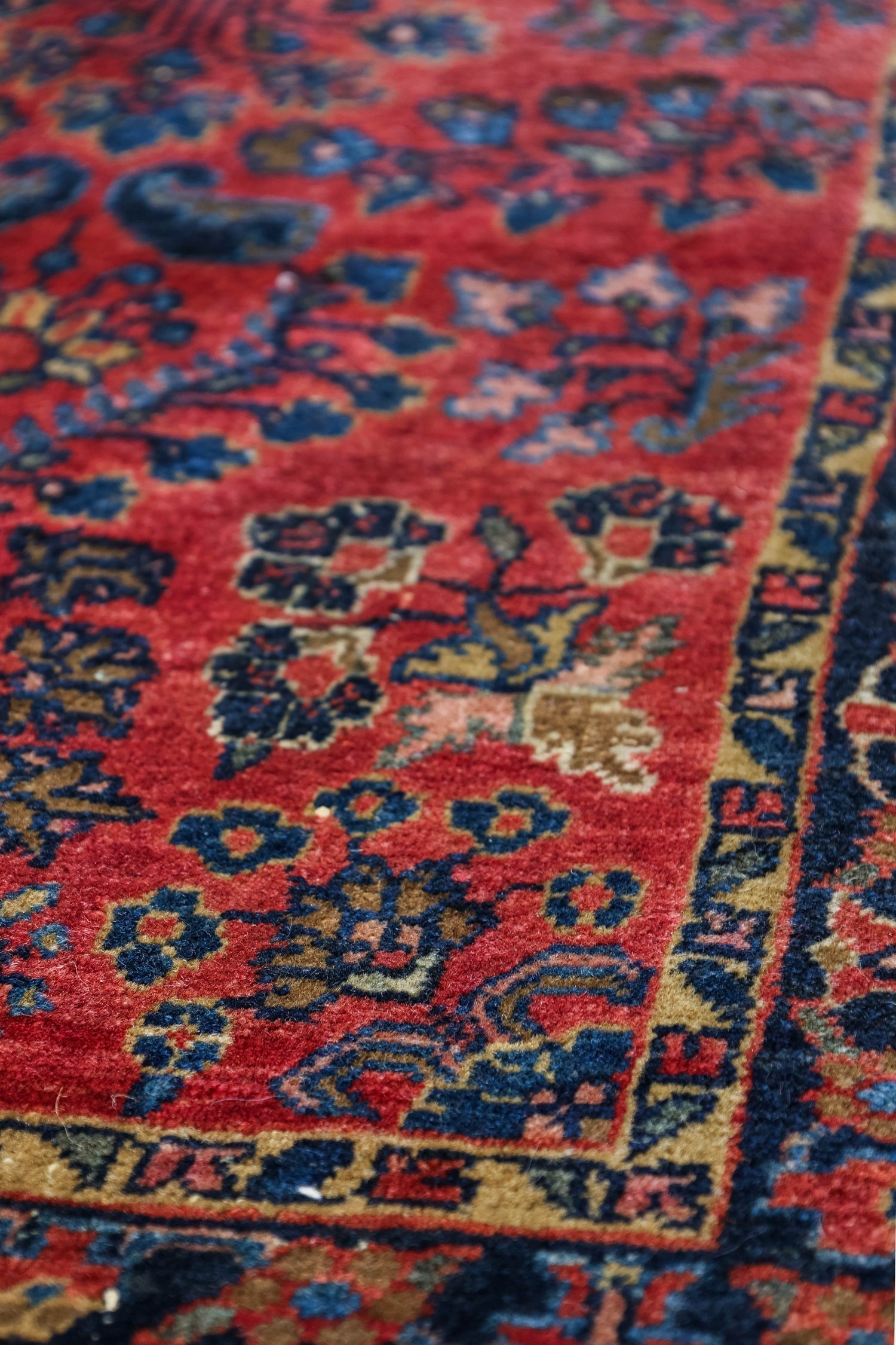 Antique Sarouk Handwoven Traditional Persian Rug - J78968 - Perfect for Living Room, Bedroom & Home Decor