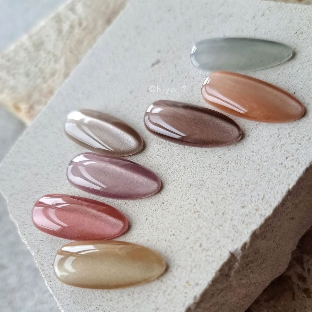 Kokoist Satin Magnet SM 20 Graige Satin - Professional Nail Polish for Salon & Home Manicure - Perfect for Gel Nails, French Tips & Nail Art Designs