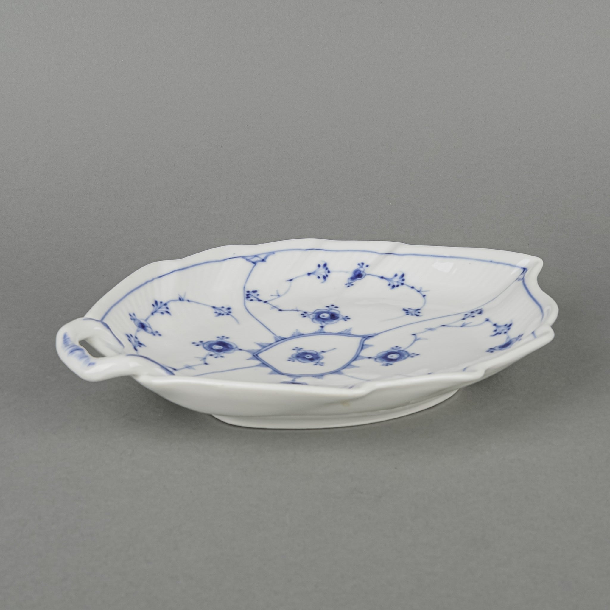 BING & GRØNDAHL Blue Traditional Leaf Dish - Handmade Ceramic Plate for Home Decor, Dining & Gift Giving | Perfect for Serving Appetizers, Desserts or Displaying as Decorative Art