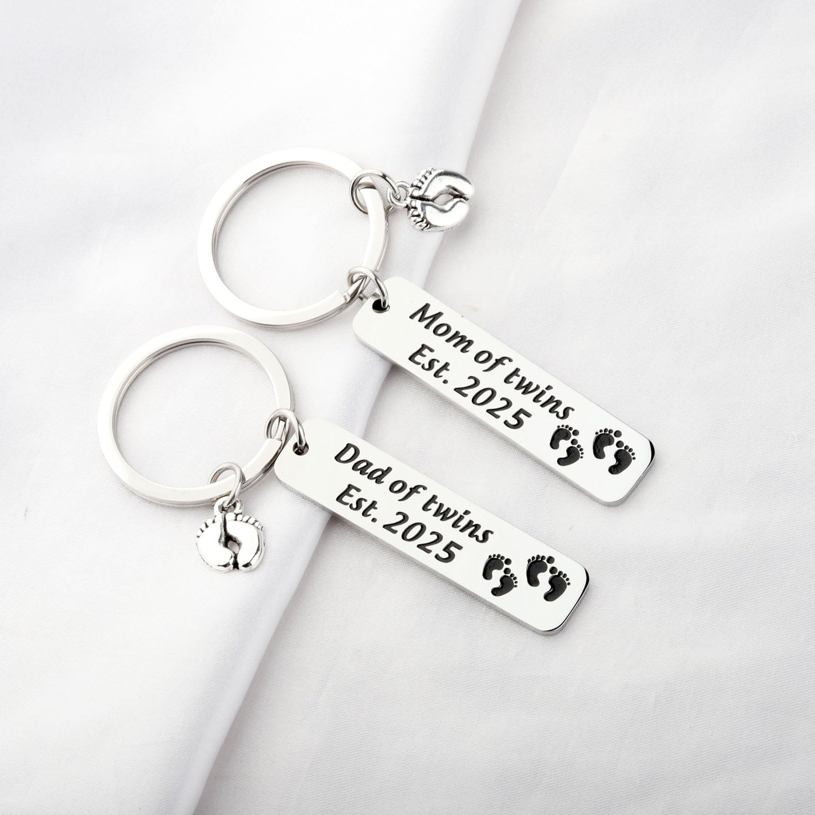 FUSTMW Twin Parents Gift - Keychain for Dad & Mom of Twins, Established 2025 - Perfect Baby Reveal & Expecting Parents Present - Ideal for Gender Reveal Parties & New Parent Celebrations