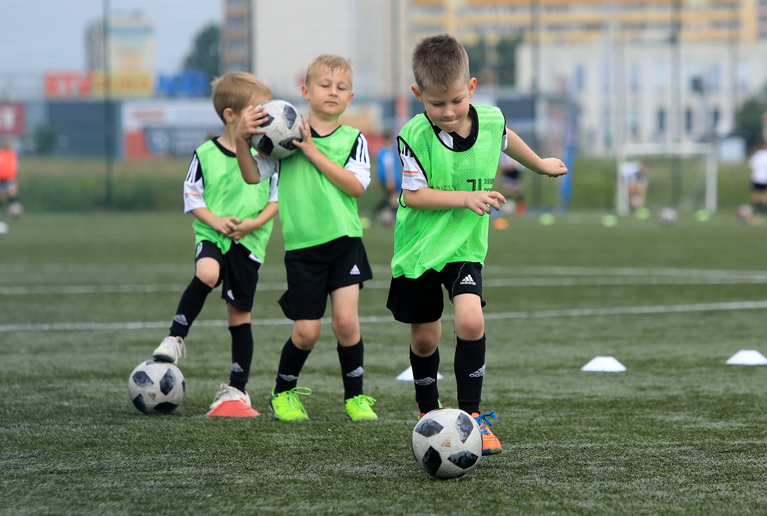 Pinnies Sports Bibs for Kids, Youth & Adults - Strong & Durable Soccer, Basketball, Football Running Practice Jerseys for Team Scrimmage & Training | Perfect for Sports Drills, Team Identification & Game Preparation