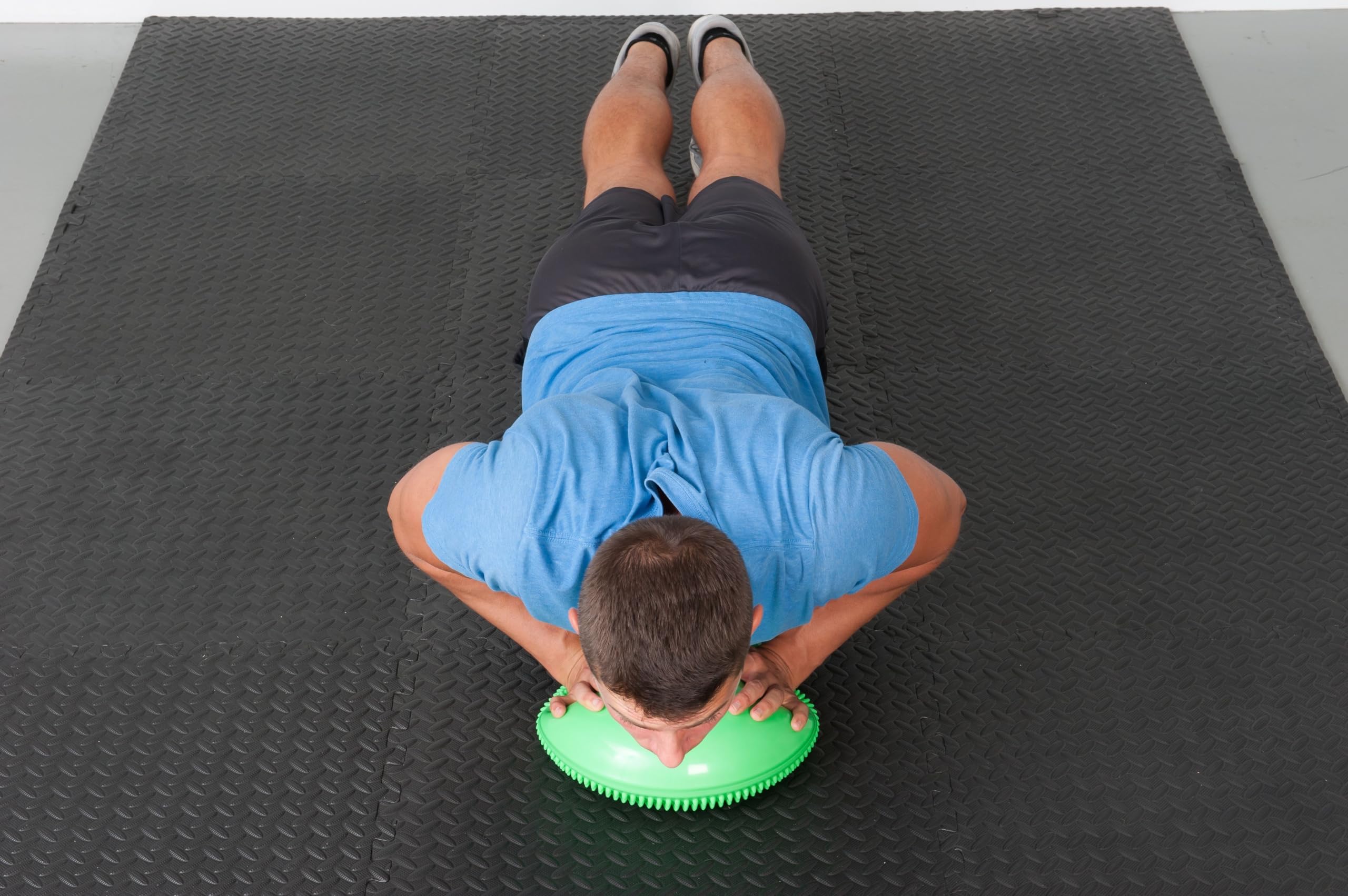 Black Mountain Products Exercise Balance Stability Disc with Hand Pump - Improve Core Strength & Stability for Home Workouts, Yoga, and Physical Therapy