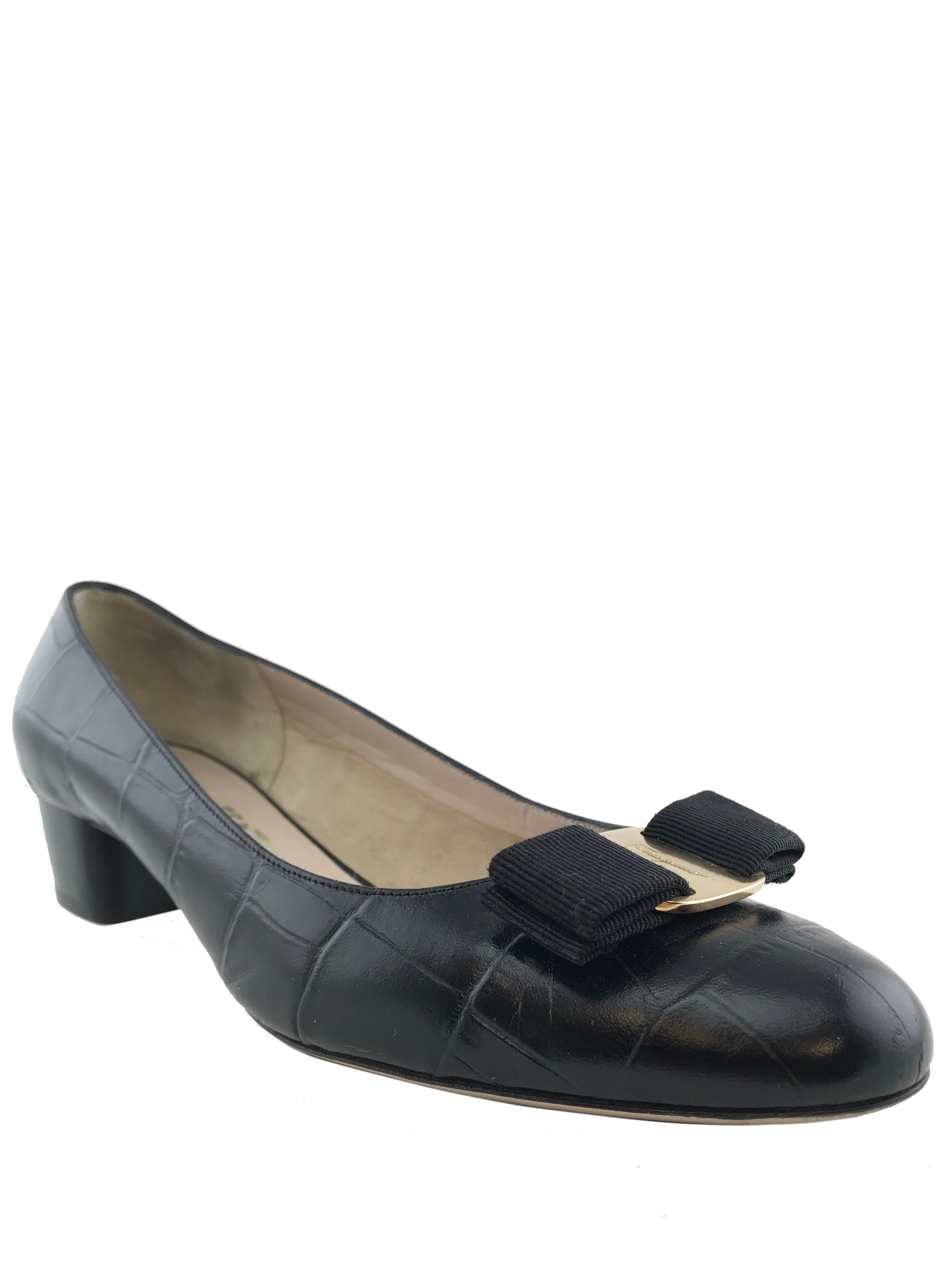 Salvatore Ferragamo Vara Bow Croc Embossed Pumps Women's Size 7.5 - Elegant Heels for Office, Wedding & Special Occasions