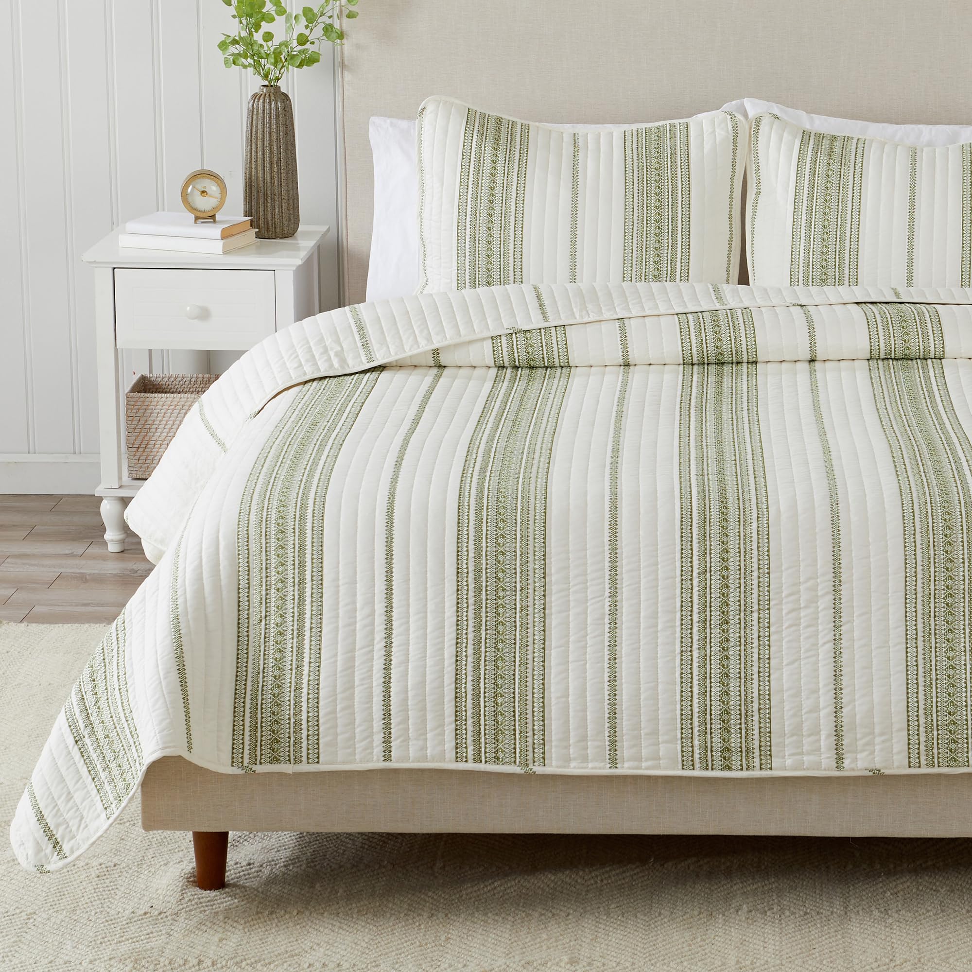 Twin/Twin XL Reversible Quilt Bedding Set - All Season Lightweight Bedspread Coverlet - Modern Striped White and Green Design (Includes Quilt + Pillow Sham) for Cozy Bedroom Decor & Guest Room Styling