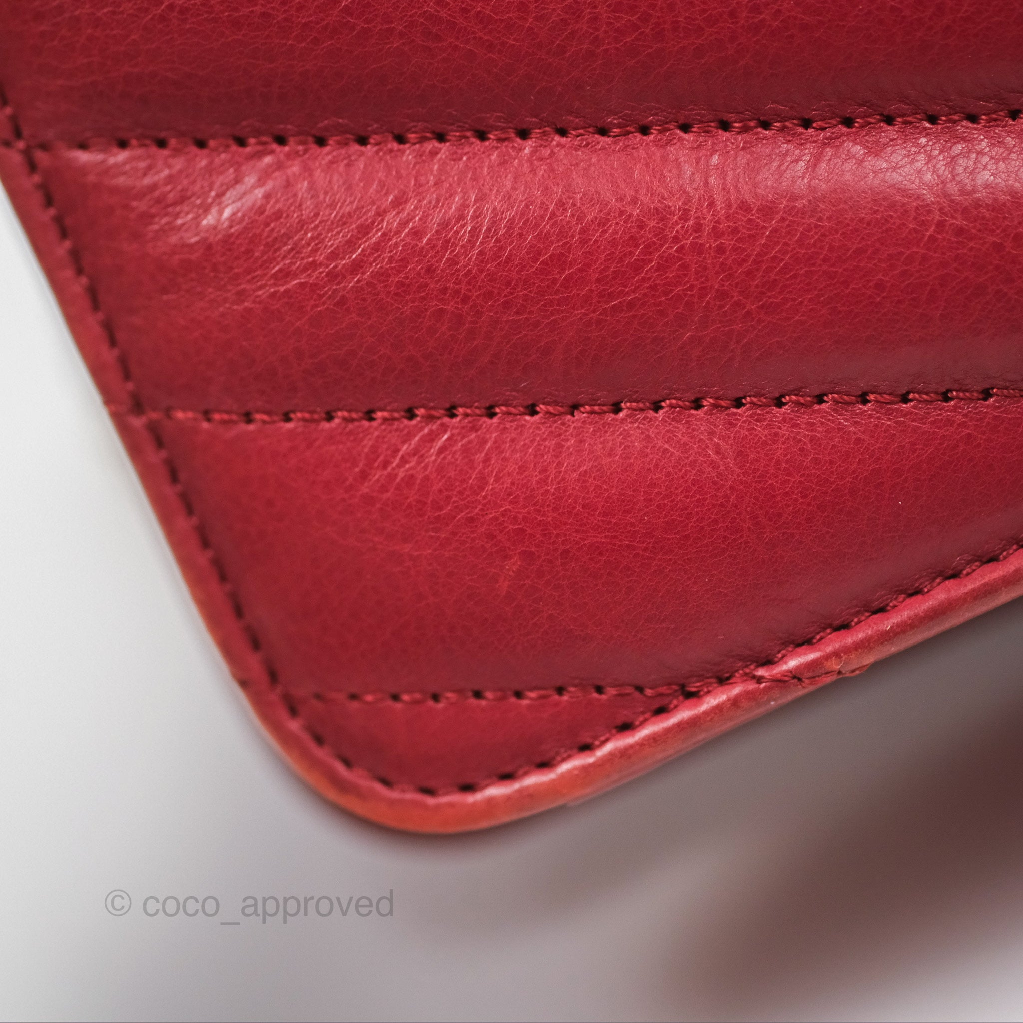 Chanel Chevron Shoulder Bag in Red Calfskin Leather with Aged Gold Hardware - Luxury Crossbody Purse for Women, Perfect for Parties, Date Nights & Special Occasions