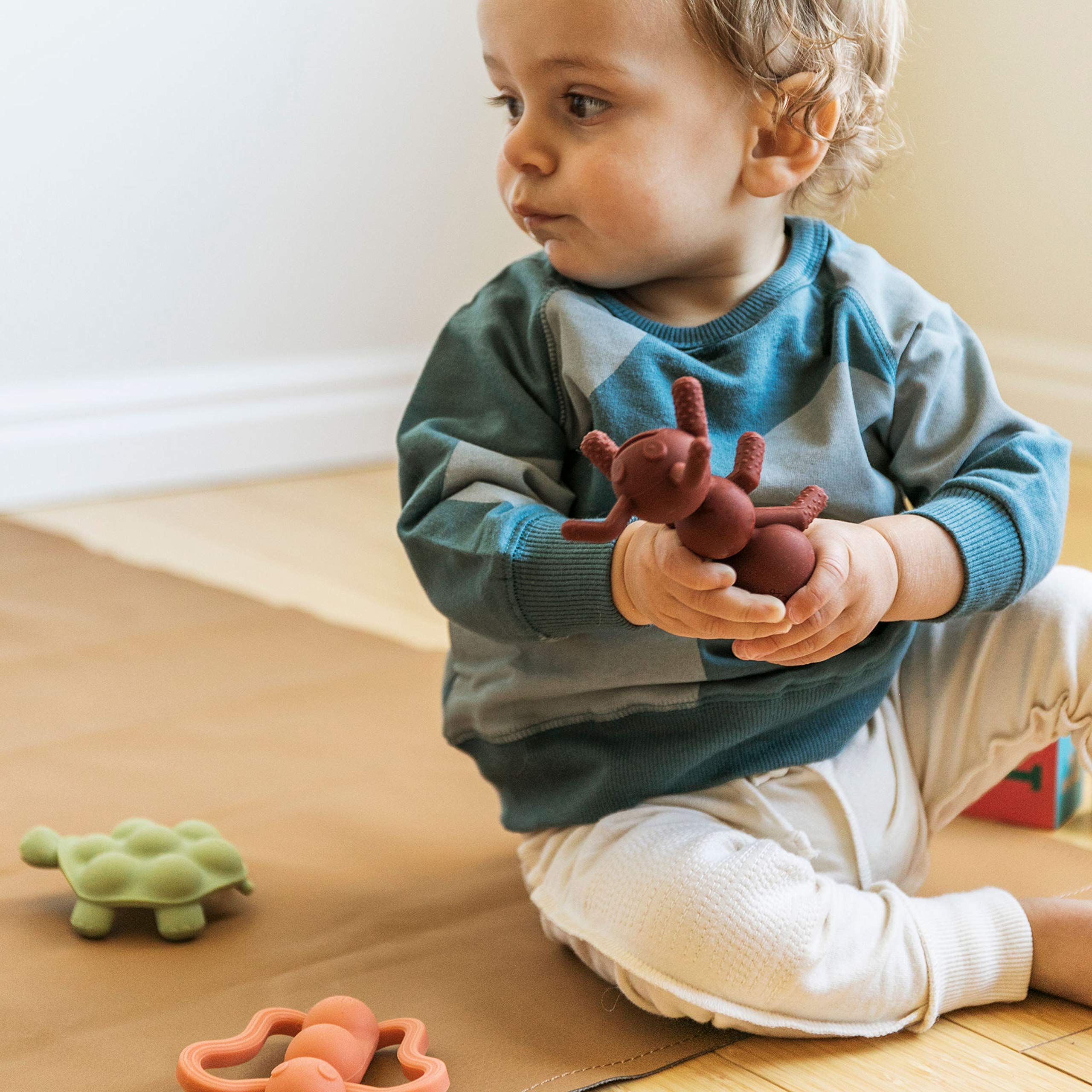 Doddle & Co. The Chew Ant Teether with Poppable Bubbles - Soothing Teething Toy for Babies & Toddlers | Soft Silicone Sensory Fidget Toy for Oral Development | Easy to Hold & Grab | Perfect Baby Shower Gift for Newborns (Pack of 1) | Use for Teething Relief, Sensory Play & Early Learning