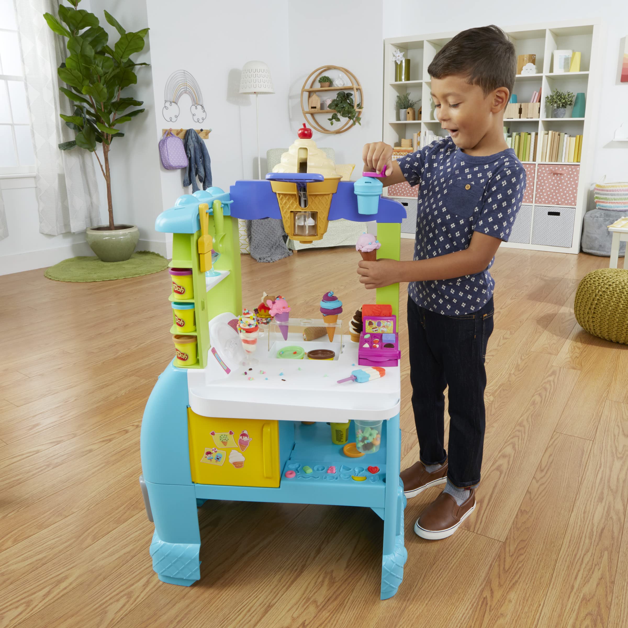 Play-Doh Ultimate Ice Cream Truck Playset - Pretend Play Toy for Kids Ages 3+ - Creative Fun with Modeling Clay for Birthday & Party Activities