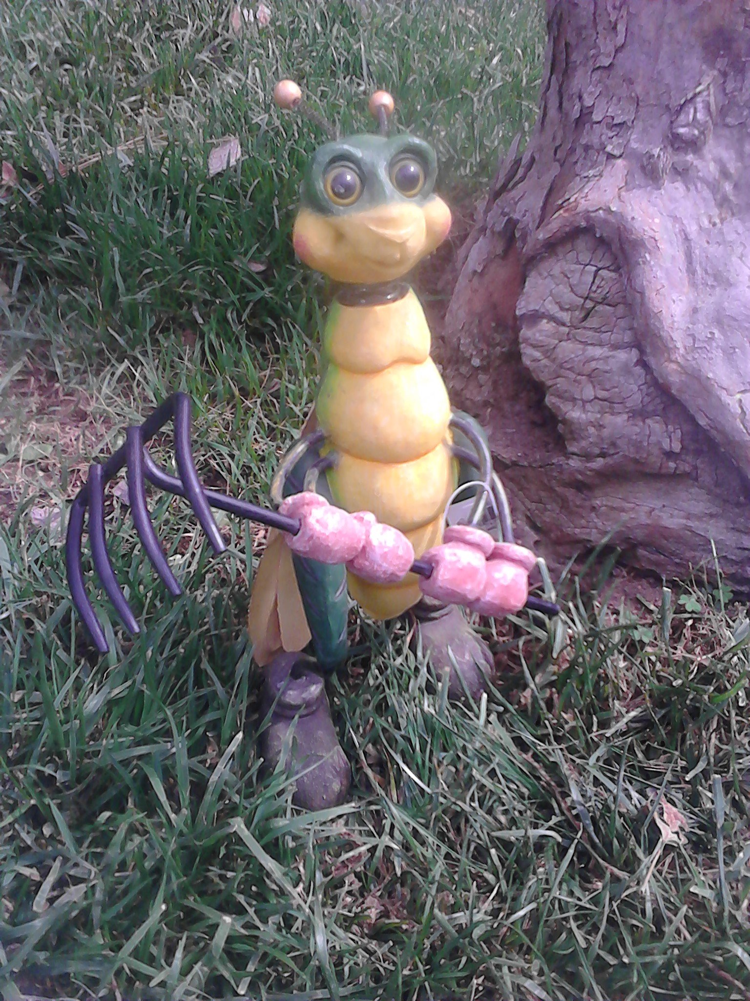 Funny Bobble Head Grasshopper Figurine for Garden Decor - Perfect for Outdoor Lawn, Patio, and Yard Ornament