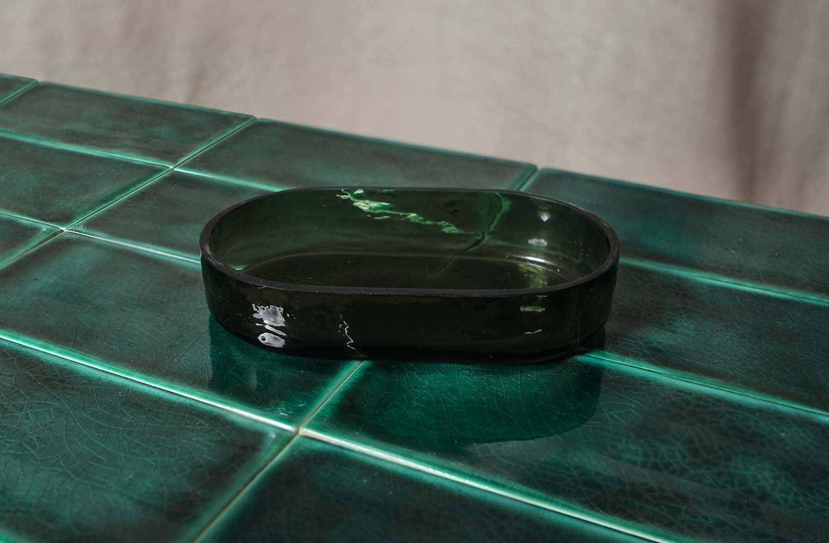 Eco-Friendly Green Glass Soap Dish - Non-Slip Bathroom Organizer for Shower, Sink & Countertop - Modern Soap Holder for Home & Hotel Use