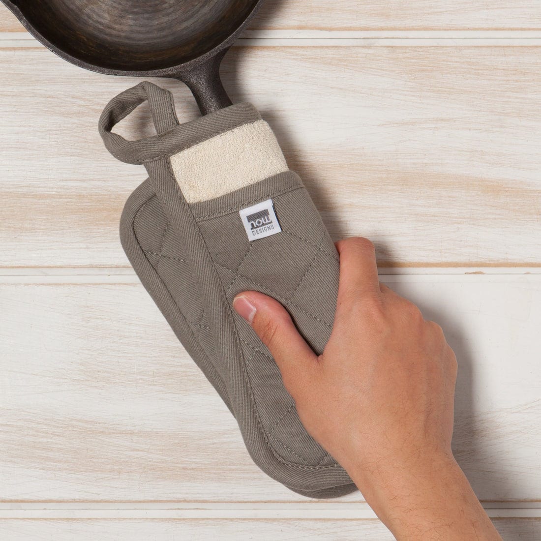 Now Designs Premium London Gray Potholder - Heat Resistant Kitchen Oven Mitt for Baking, Cooking & Grilling - Perfect for Home Chefs & BBQ Enthusiasts