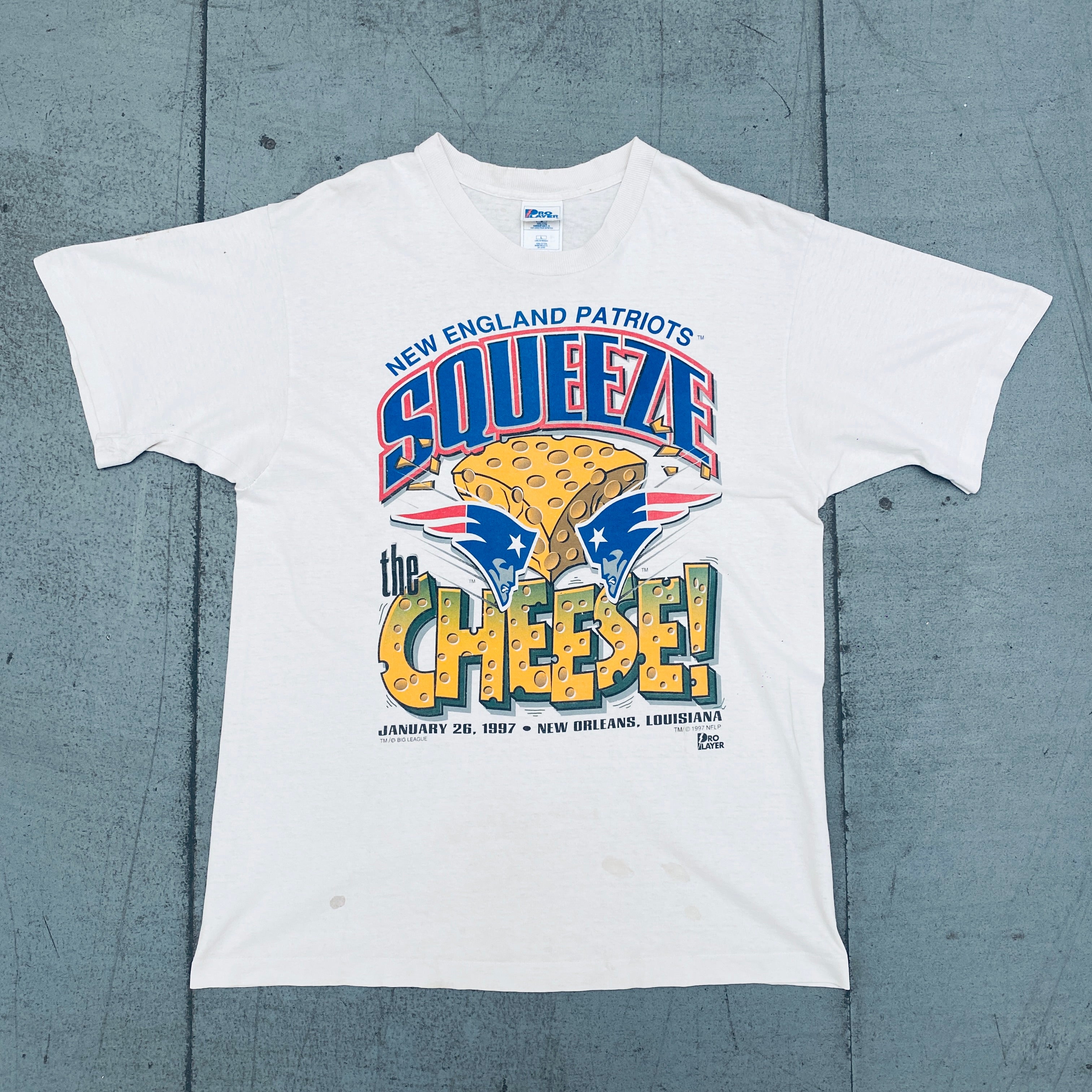 New England Patriots 1997 Pro Player Squeeze The Cheese Super Bowl XXXI Vintage T-Shirt (Large) - Perfect for Game Day, Sports Memorabilia Collectors & Patriots Fans
