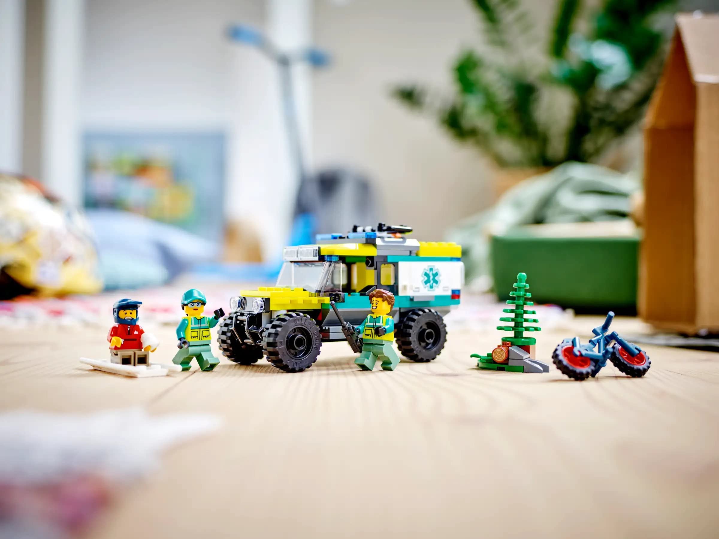**LEGO 40582 City 4x4 Off-Road Ambulance Rescue Set (2023 Limited Edition) – 162 Pieces with Off-Road Vehicle & 3 Minifigures – Yellow, Green & Red – Ages 6+ – Perfect for Creative Play & Emergency Rescue Scenes**