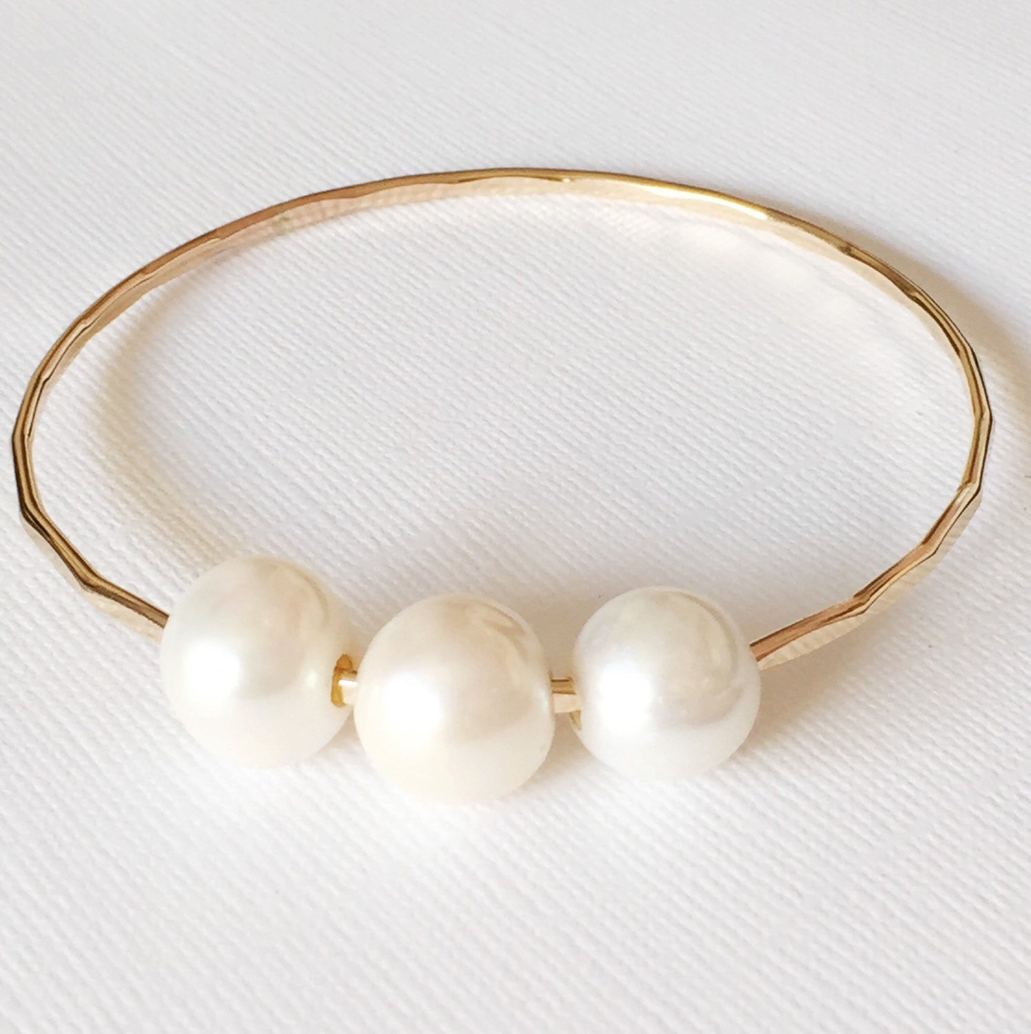 Bangle Paige (B111) - Stylish Women's Bracelet for Casual & Formal Wear - Perfect for Parties, Work & Everyday Fashion