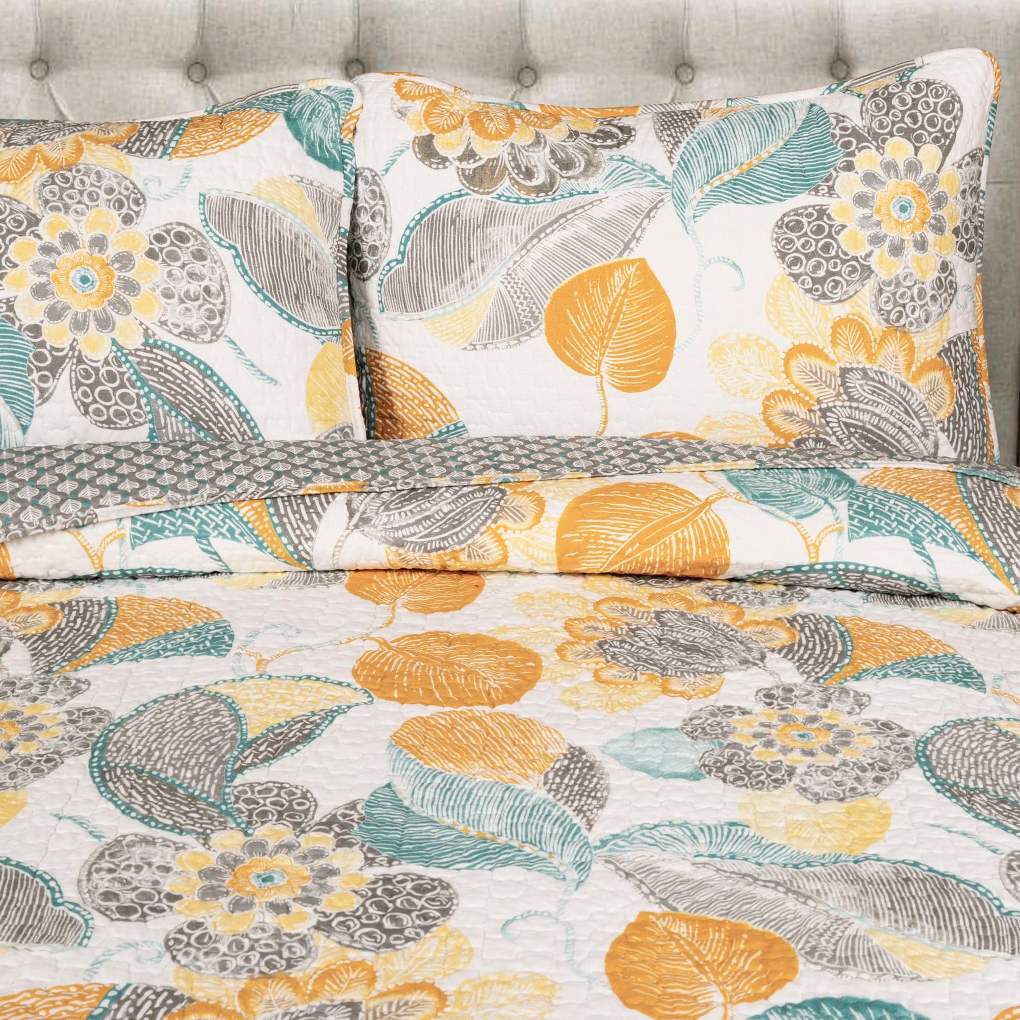 Layla 3-Piece Quilt Set - Queen Size Bedding, Soft Microfiber Comforter Set with 2 Pillow Shams - Perfect for Cozy Bedroom Decor & Guest Room Essentials