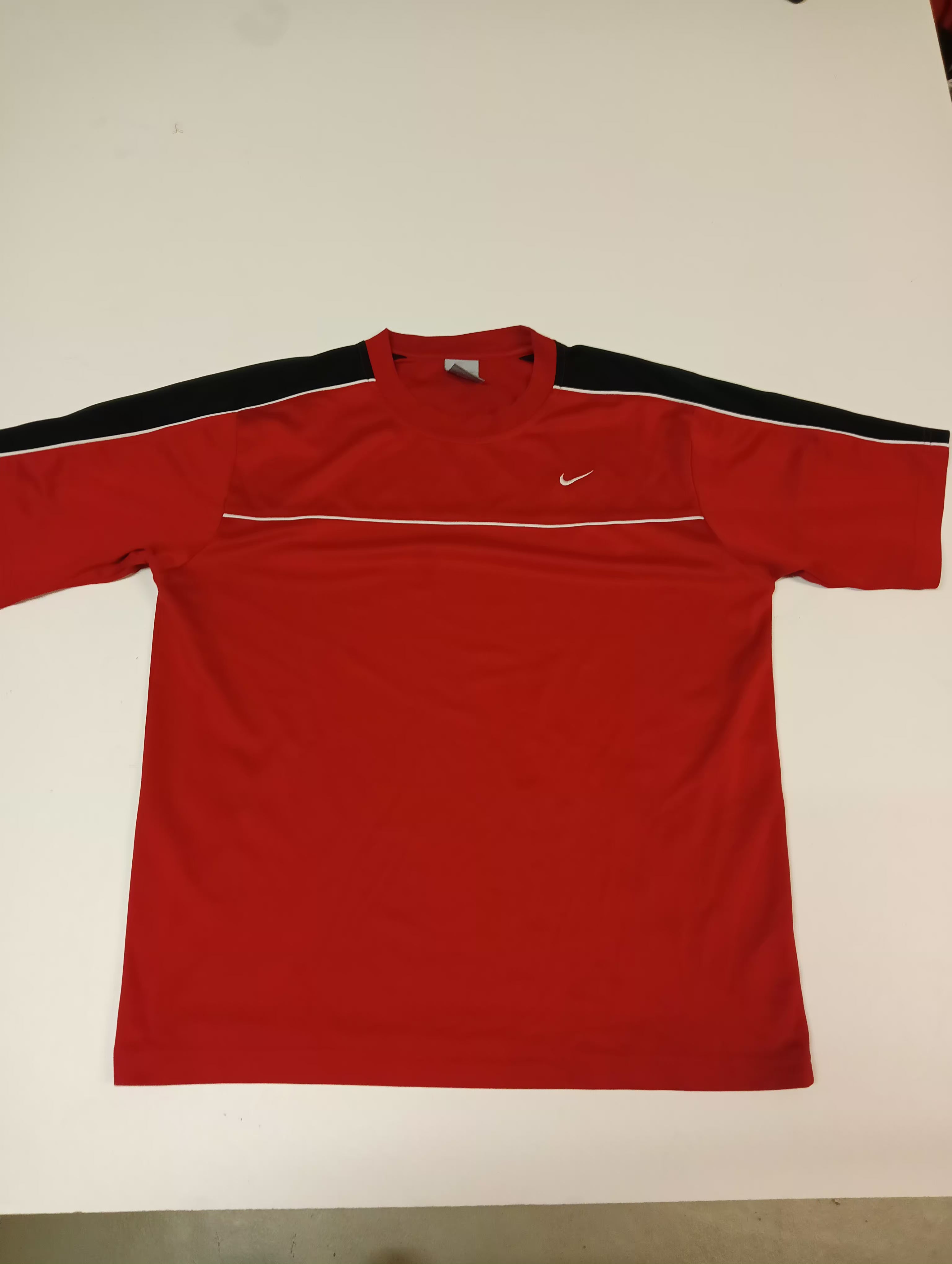 Nike Vintage T-Shirt for Men - Classic Retro Style, Size Large (L) - 1722 Collection | Perfect for Casual Wear, Street Fashion & Retro Outfits