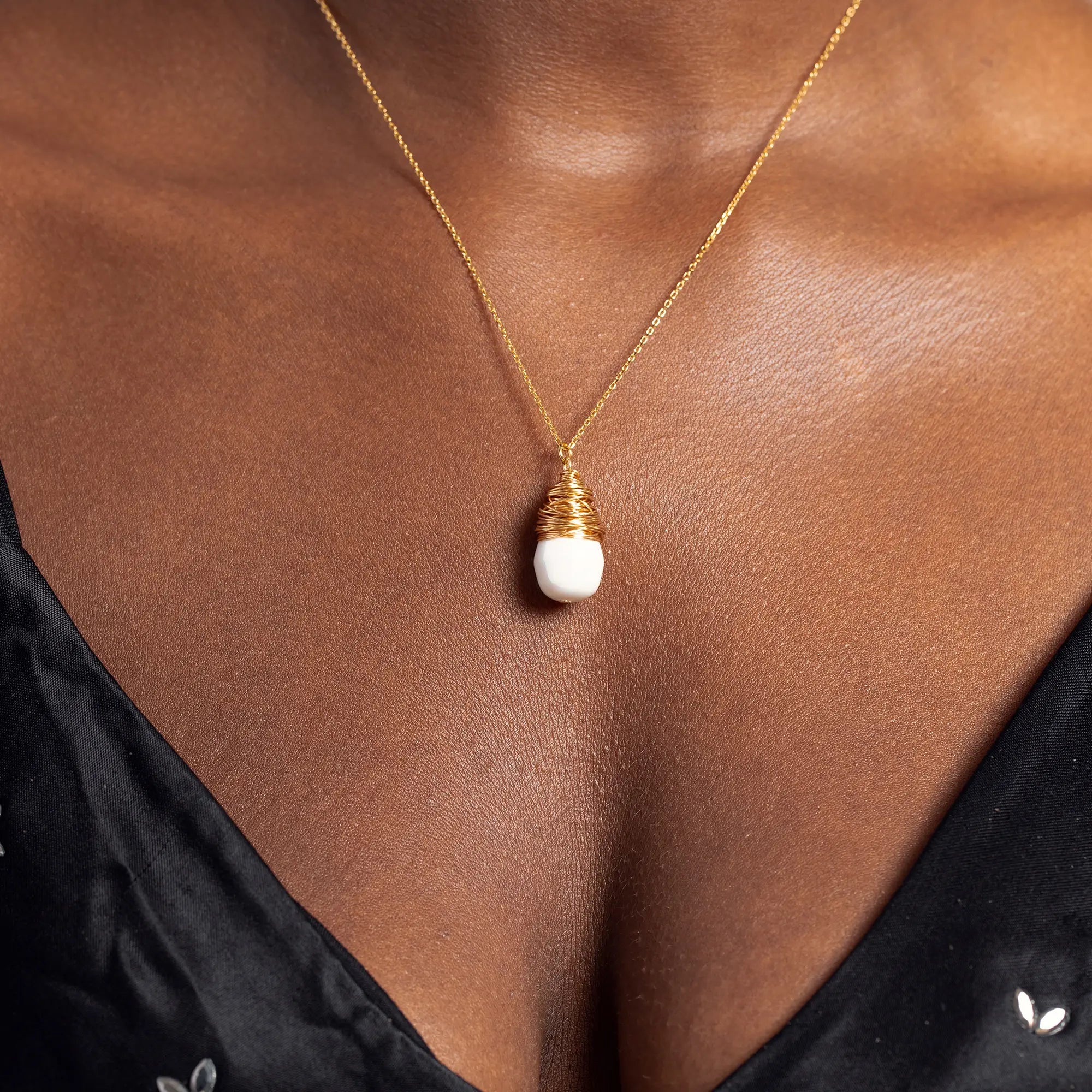 Elegant Single Pearl Pendant Gold Necklace for Women - Perfect for Weddings, Anniversaries & Special Occasions