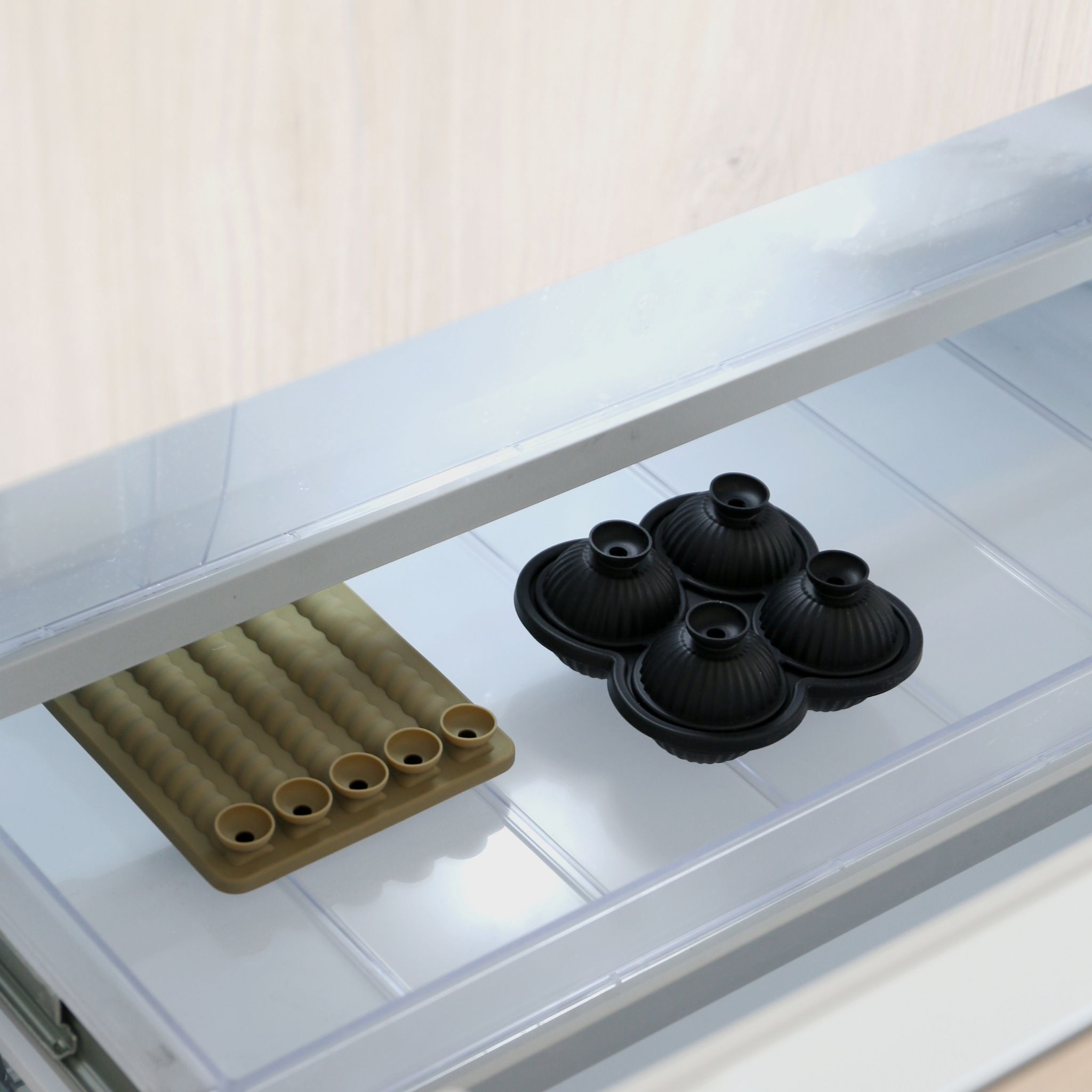 DESIGNSTUFF Spiral Twist Ice Cube Tray - Khaki Color Silicone Ice Mold for Cocktails, Whiskey & Cold Drinks - Perfect for Parties, Home Bars & Summer Refreshments