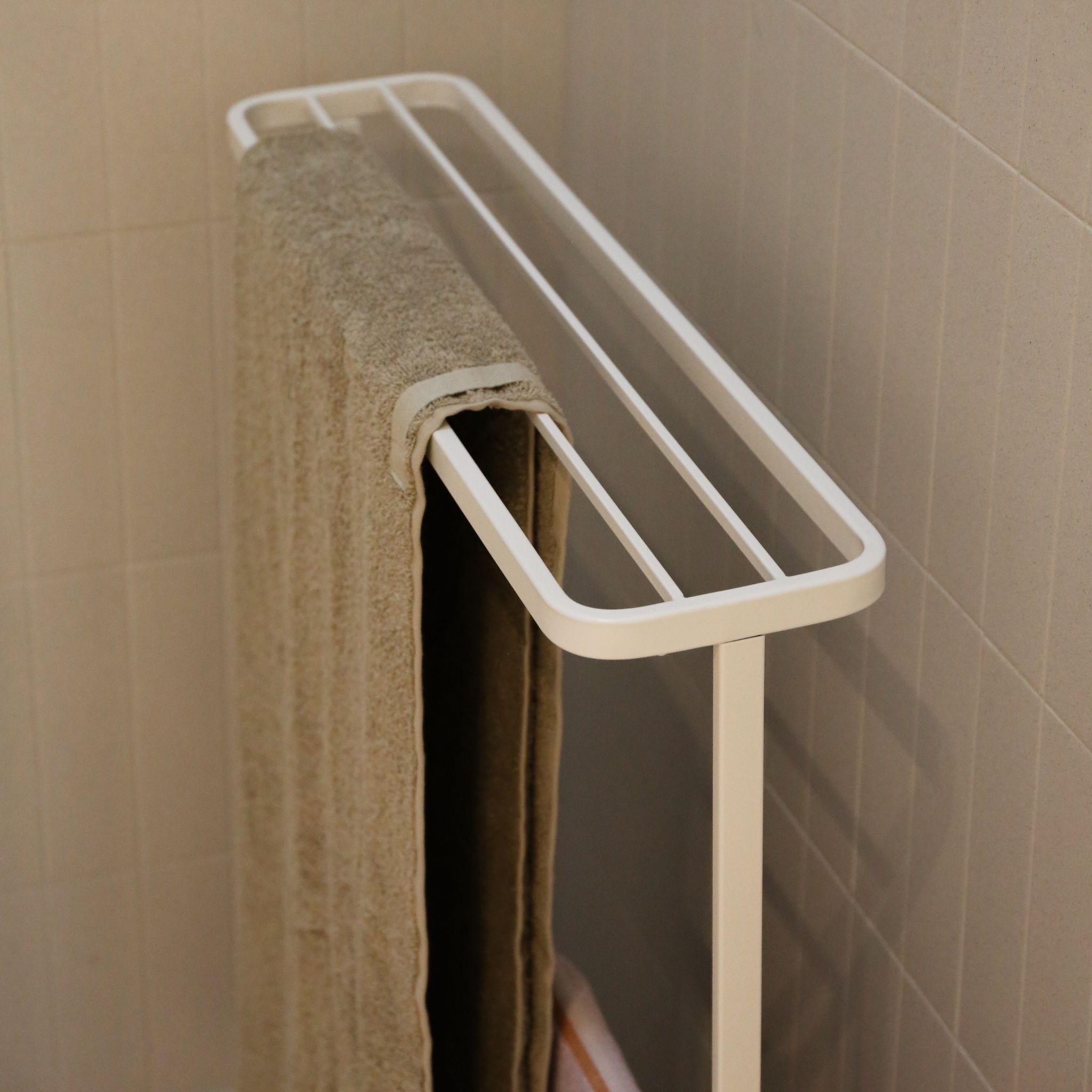 YAMAZAKI White Tower Bath Towel Hanger - Space Saving Bathroom Organizer for Hanging Towels, Robes & Clothes - Perfect for Small Bathrooms, Laundry Rooms & Spa Areas