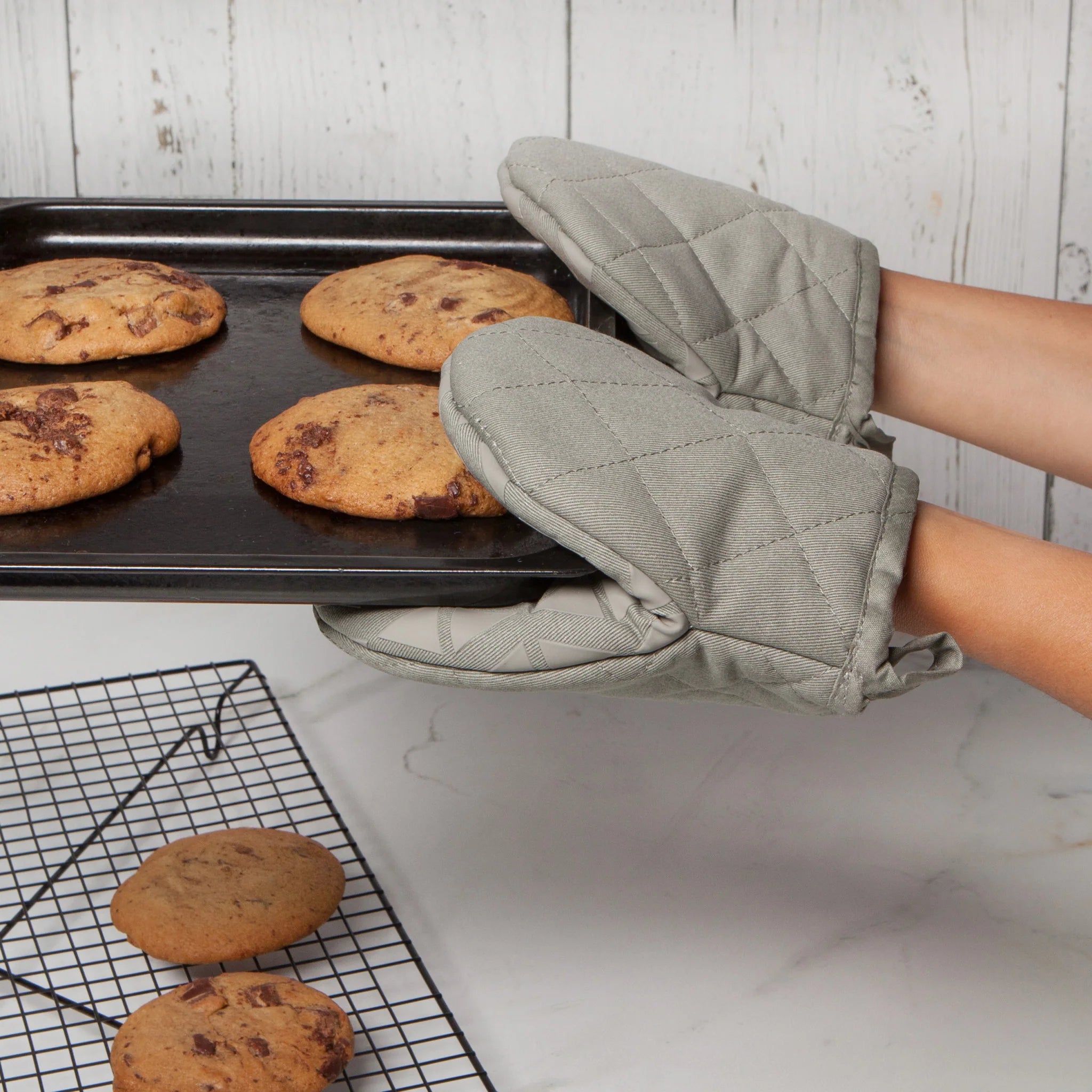 Now Designs Grabber Oven Mitt - Heat Resistant Kitchen Glove for Baking, Grilling & Cooking - London Grey - Perfect for BBQ, Pot Handling & Hot Dish Protection