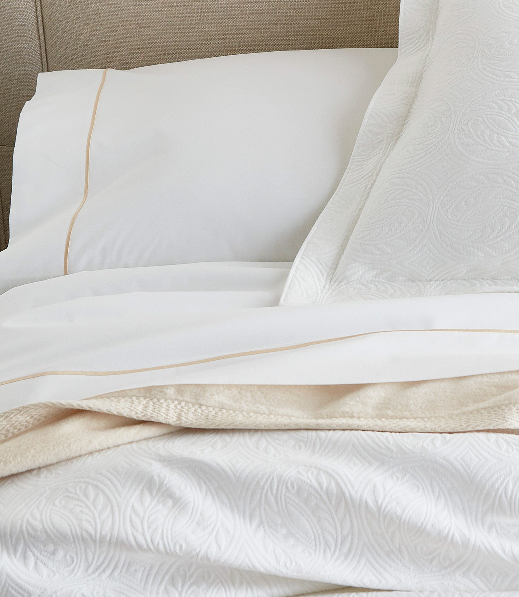 Luxury Soprano II Sateen Flat Sheet - 100% Cotton Queen Size Bed Sheet Set - Soft & Breathable for All-Season Comfort - Perfect for Master Bedroom, Guest Room, or Vacation Home