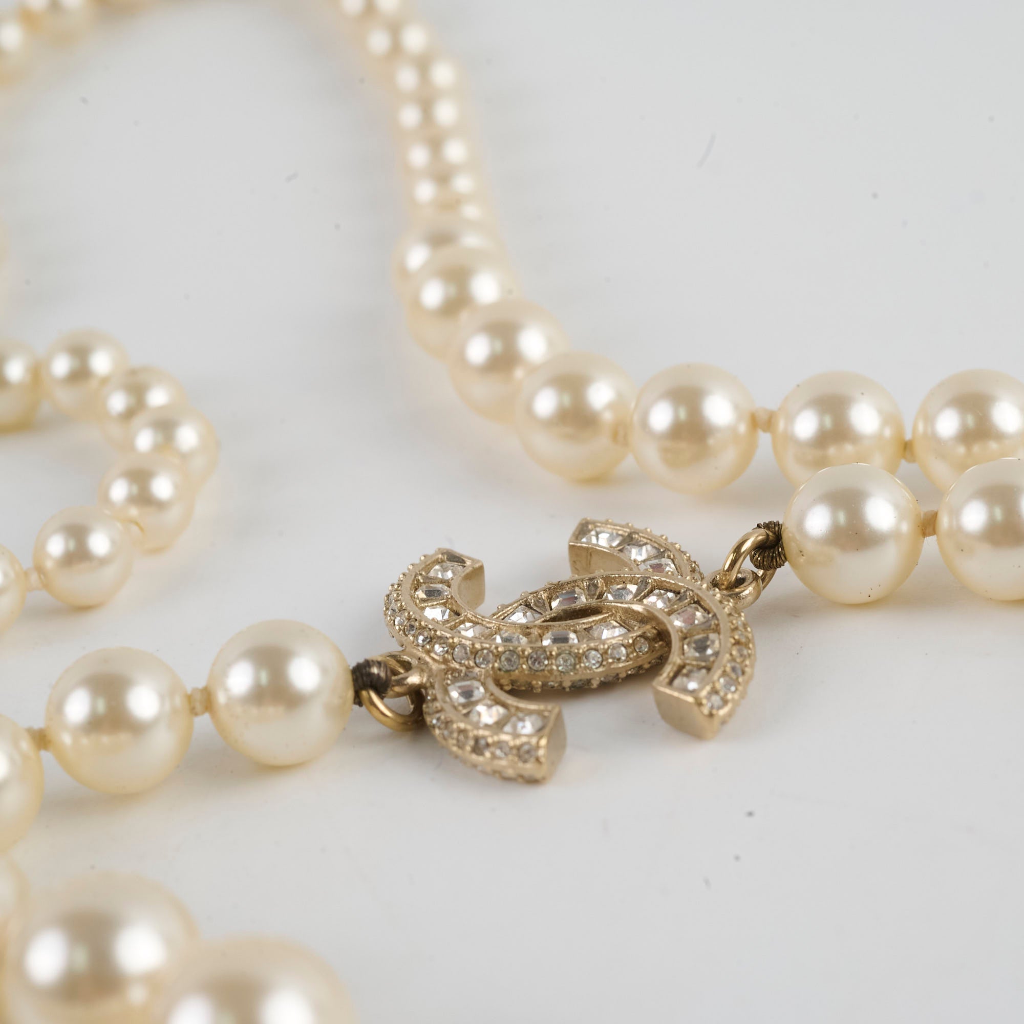 Chanel CC Logo Pearl Necklace for Women - Elegant Luxury Fashion Jewelry Gift for Birthday, Anniversary & Special Occasions