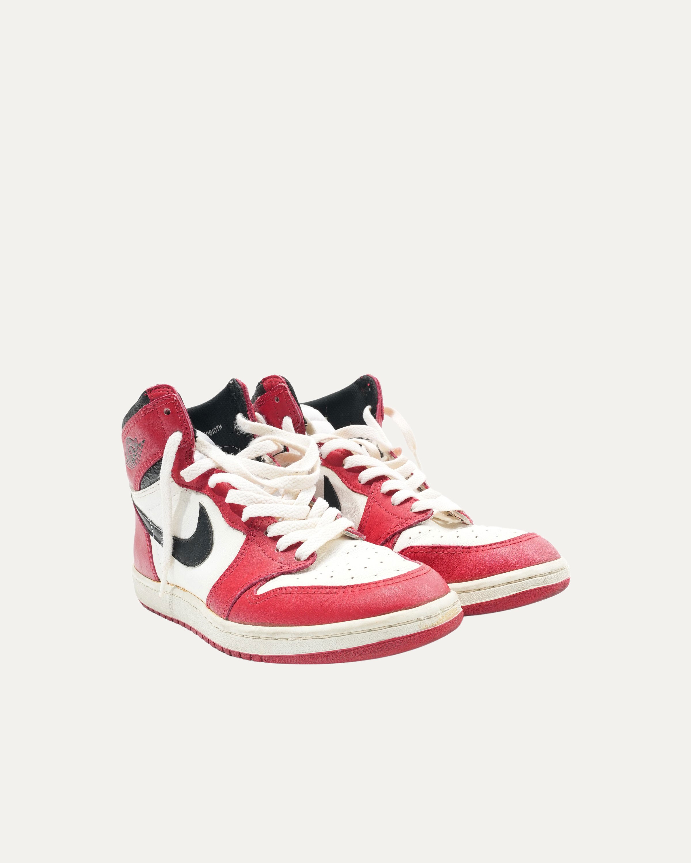Original 1985 Air Jordan 1 'Chicago' Retro Basketball Shoes - Men's High-Top Sneakers for Collectors & Streetwear Fashion | Perfect for Vintage Style, Sneakerhead Collections & Basketball Enthusiasts