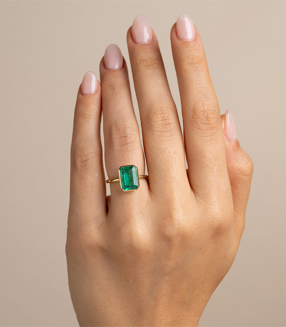 Exquisite 2.5 Carat Colombian Emerald Engagement Ring for Women - Vintage Inspired Bezel Setting, Perfect for Proposals, Anniversaries & Special Occasions