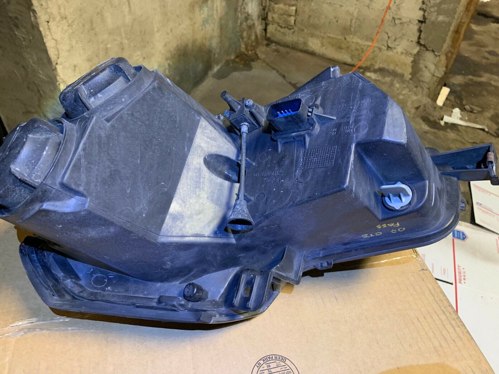 2005-2007 Cadillac CTS Right Passenger Side Headlight Assembly - OEM Replacement Part for Improved Night Driving Safety