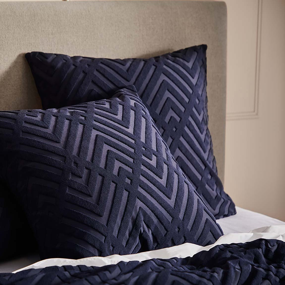 Premium Echo Navy Quilt Cover Set - King Size Luxury Bedding by Logan & Mason - Soft & Breathable for Ultimate Comfort - Perfect for Master Bedrooms, Guest Rooms & Cozy Home Decor